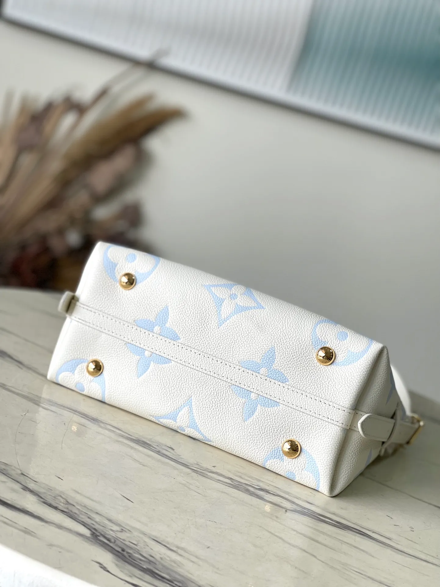 💰1300 (top-grain leather) top-quality original M46288 blue silk screen printing details. The CarryAll small handbag is made of Monogram Empreinte embossed leather. It has a generous configuration and a neat inner layer. The large inner bag adds functional elements. Comes with a Monogram embossed zipper clutch secured by a leather strap. A personal companion for urban life. Dimensions 29 x 24 x 12 cm (length x height x width)