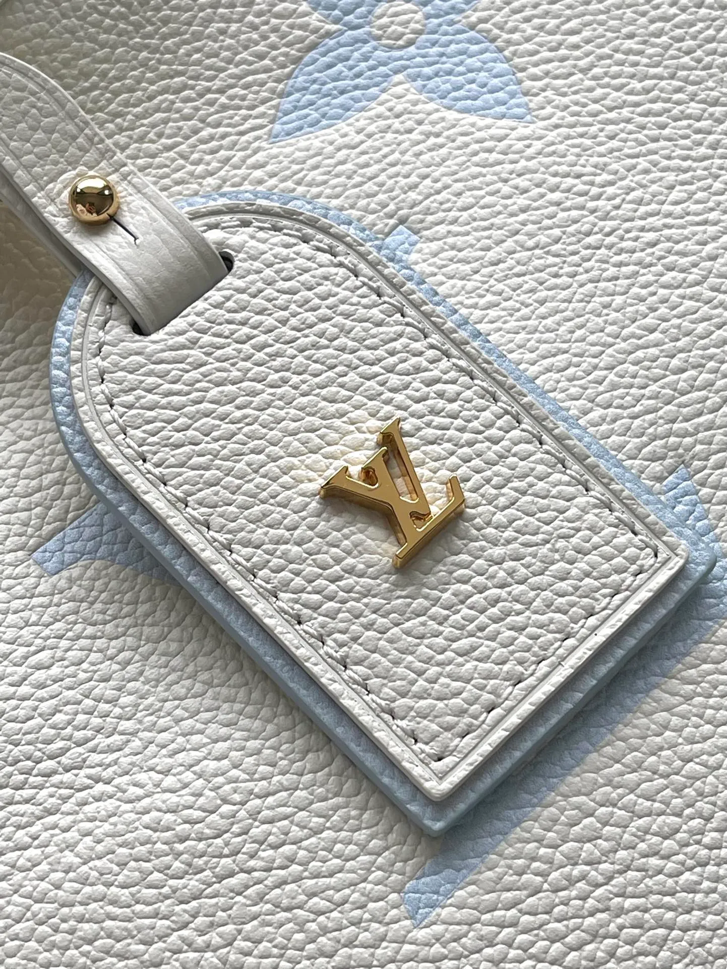 💰1300 (top-grain leather) top-quality original M46288 blue silk screen printing details. The CarryAll small handbag is made of Monogram Empreinte embossed leather. It has a generous configuration and a neat inner layer. The large inner bag adds functional elements. Comes with a Monogram embossed zipper clutch secured by a leather strap. A personal companion for urban life. Dimensions 29 x 24 x 12 cm (length x height x width)