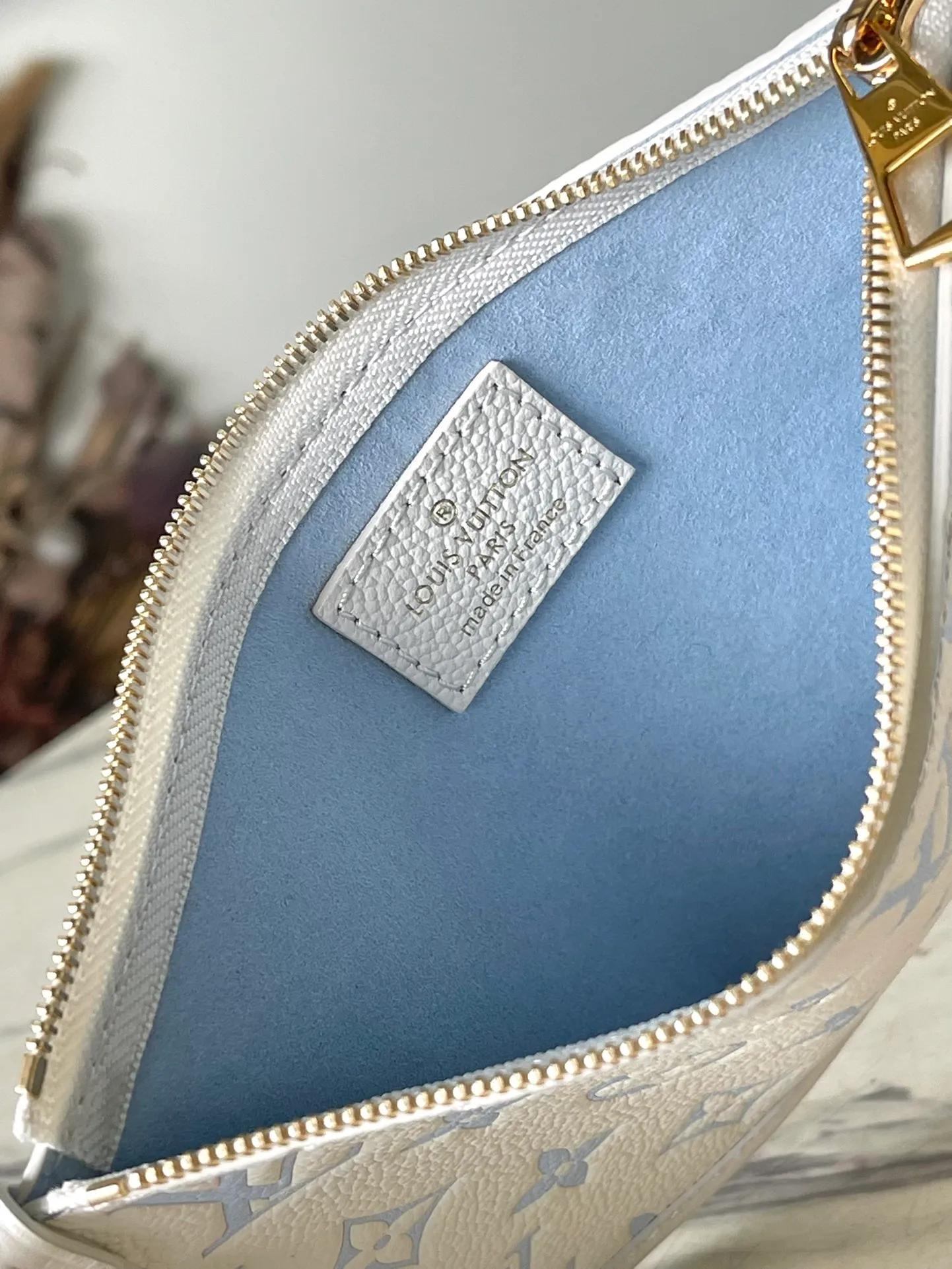 💰1300 (top-grain leather) top-quality original M46288 blue silk screen printing details. The CarryAll small handbag is made of Monogram Empreinte embossed leather. It has a generous configuration and a neat inner layer. The large inner bag adds functional elements. Comes with a Monogram embossed zipper clutch secured by a leather strap. A personal companion for urban life. Dimensions 29 x 24 x 12 cm (length x height x width)