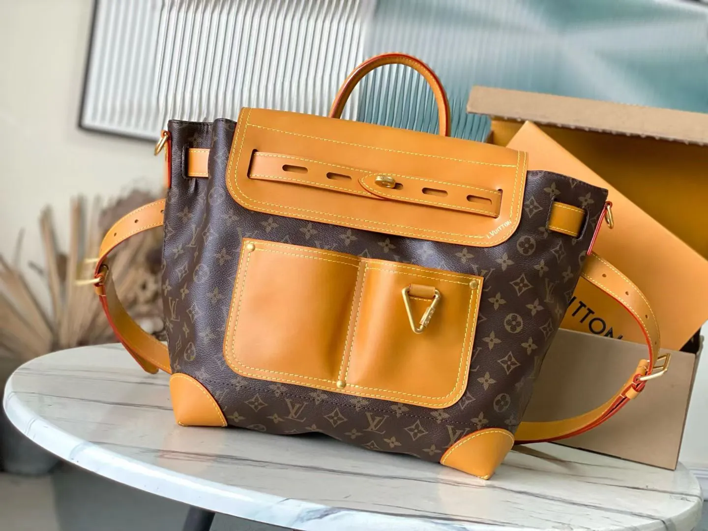 💰2200 Top original order M25989 This Steamer 30 handbag is made by Pharrel Williams and has an elegant design with Monogram canvas. The double outer pockets on the front highlight the workwear style, and the detachable shoulder strap and flap make it easy to carry cross-body, shoulder, hand or backpack. Dimensions: 33 × 32 × 14 cm