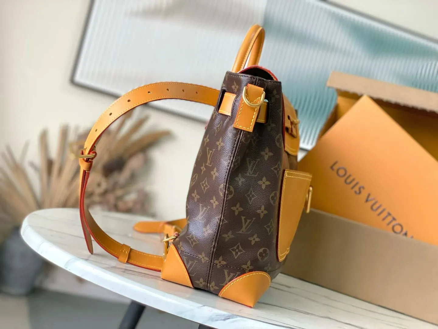 💰2200 Top original order M25989 This Steamer 30 handbag is made by Pharrel Williams and has an elegant design with Monogram canvas. The double outer pockets on the front highlight the workwear style, and the detachable shoulder strap and flap make it easy to carry cross-body, shoulder, hand or backpack. Dimensions: 33 × 32 × 14 cm