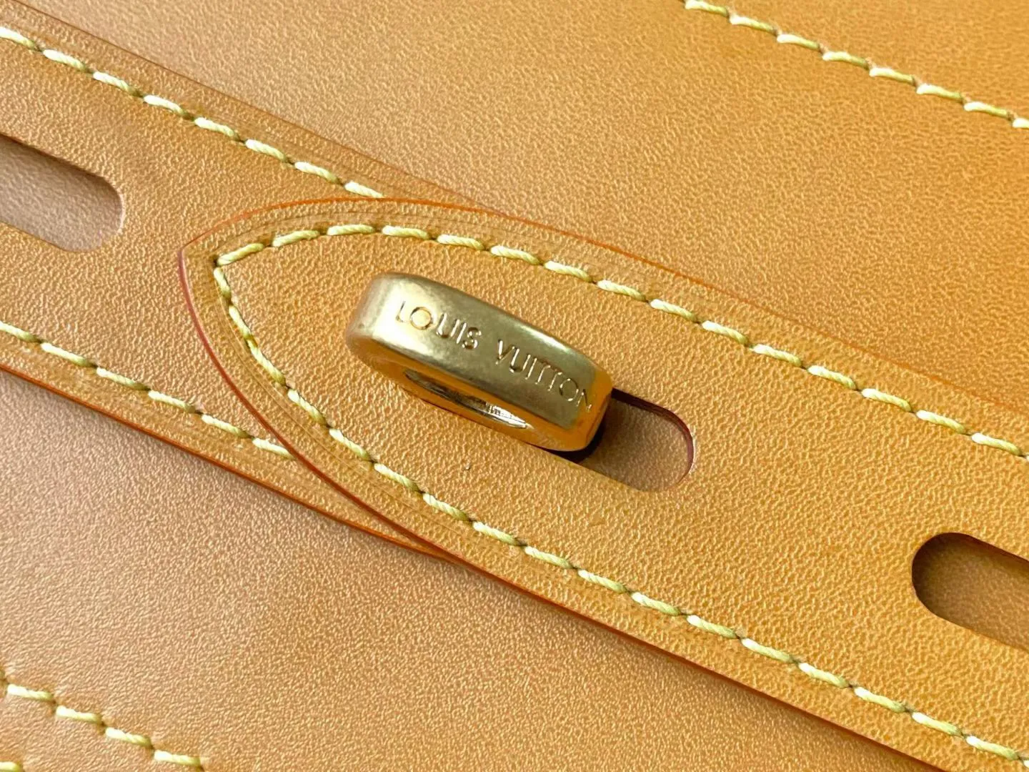 💰2200 Top original order M25989 This Steamer 30 handbag is made by Pharrel Williams and has an elegant design with Monogram canvas. The double outer pockets on the front highlight the workwear style, and the detachable shoulder strap and flap make it easy to carry cross-body, shoulder, hand or backpack. Dimensions: 33 × 32 × 14 cm