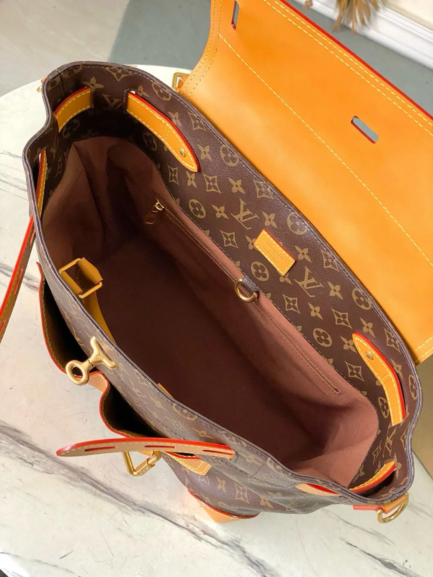 💰2200 Top original order M25989 This Steamer 30 handbag is made by Pharrel Williams and has an elegant design with Monogram canvas. The double outer pockets on the front highlight the workwear style, and the detachable shoulder strap and flap make it easy to carry cross-body, shoulder, hand or backpack. Dimensions: 33 × 32 × 14 cm