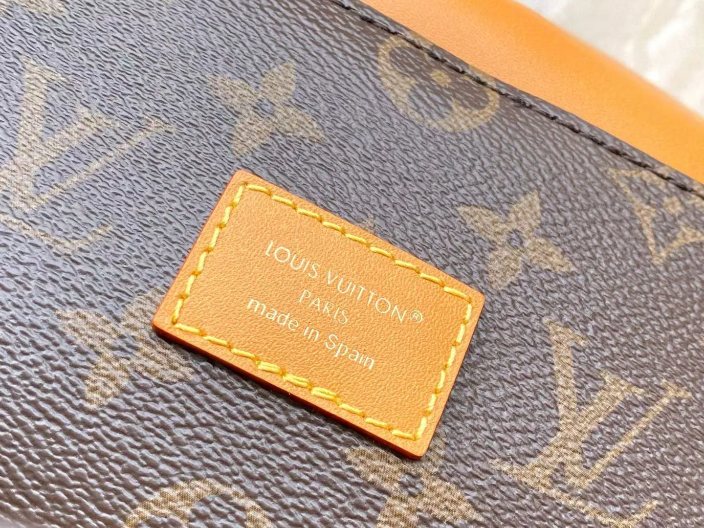 💰2200 Top original order M25989 This Steamer 30 handbag is made by Pharrel Williams and has an elegant design with Monogram canvas. The double outer pockets on the front highlight the workwear style, and the detachable shoulder strap and flap make it easy to carry cross-body, shoulder, hand or backpack. Dimensions: 33 × 32 × 14 cm