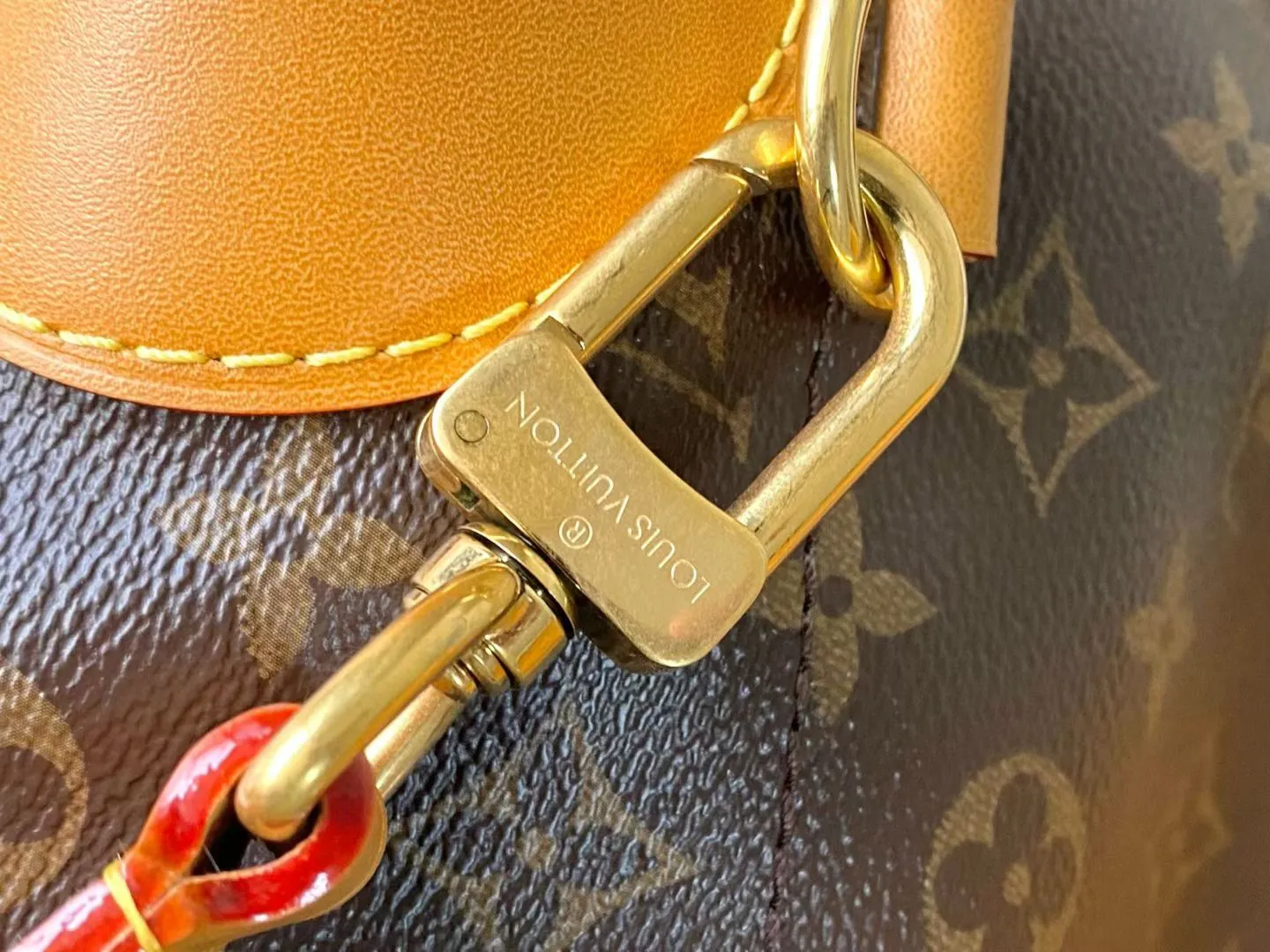 💰2200 Top original order M25989 This Steamer 30 handbag is made by Pharrel Williams and has an elegant design with Monogram canvas. The double outer pockets on the front highlight the workwear style, and the detachable shoulder strap and flap make it easy to carry cross-body, shoulder, hand or backpack. Dimensions: 33 × 32 × 14 cm