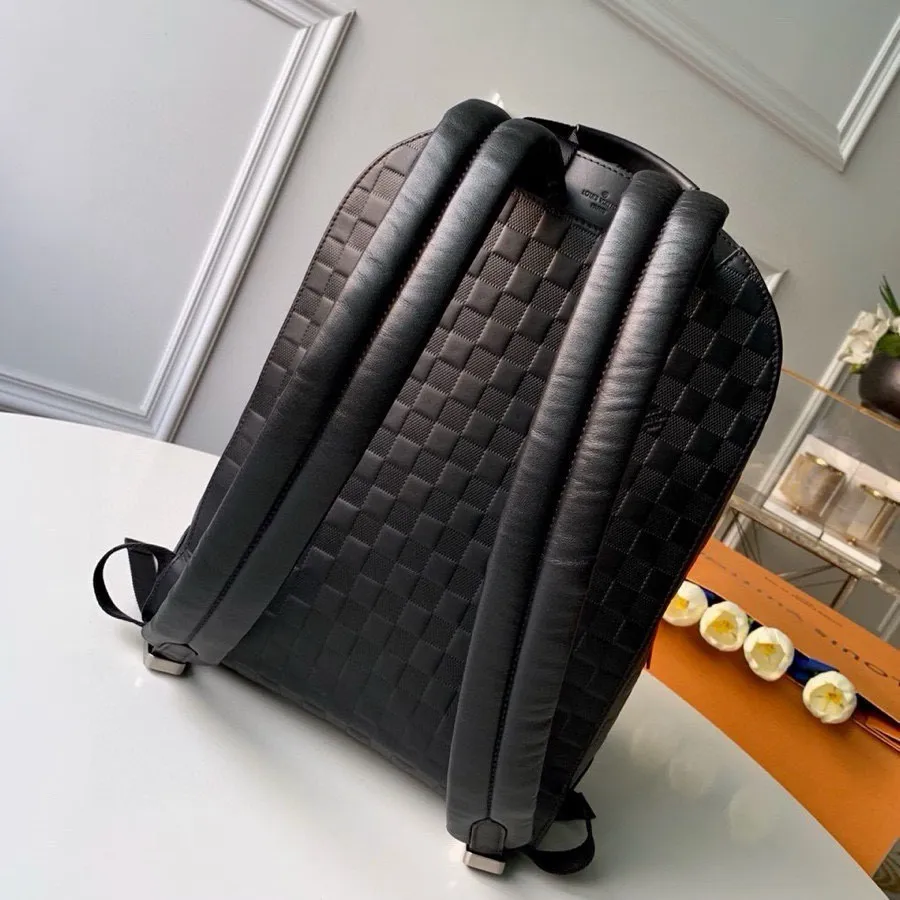 💰1160 (top layer leather) top original Campus backpack N40094 🌱The Damier Infini cowhide has a silver luster, and the brand's classic Damier checkerboard pattern is reinterpreted with an embossed texture. The silver zipper focuses attention, and the design of multiple inner pockets and outer zipper compartments is in line with pragmatism. 30.0x 39.0x 13.0 cm (Length x Height x Width) Damier Infini Onyx Silver Cowhide Leather Trim Textile lining Silver hardware Adjustable leather shoulder strap Top handle Zip closure External zipper compartment Double patch pockets Double interior pockets Interior patch pockets