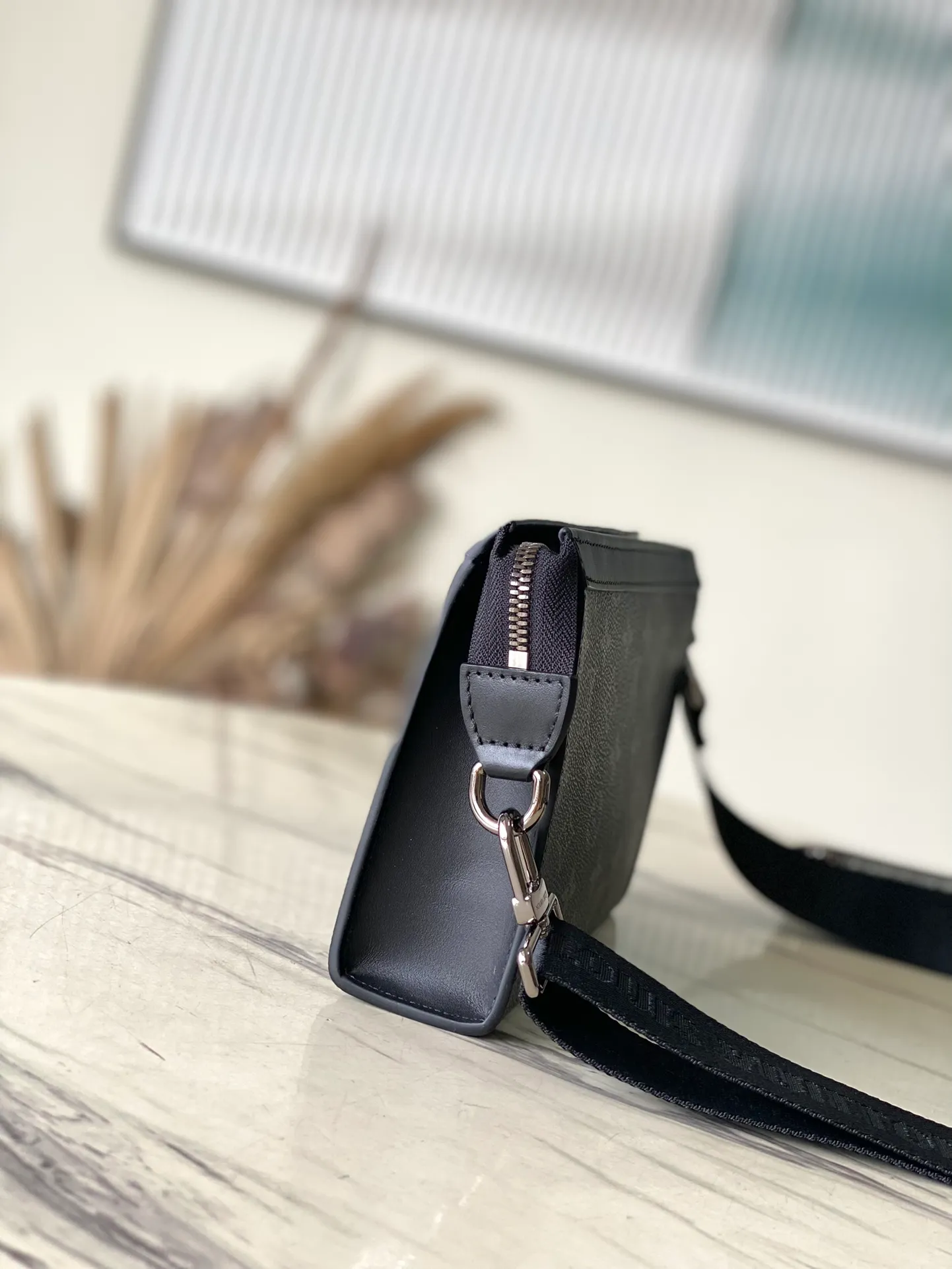 💰700 Top Original M81124 Black Flower Gaston Wearable Wallet handbag is derived from the Pochette Voyage clutch. It is cut into a suitable size with Monogram Shadow leather and can accommodate mobile phones and other travel needs. The removable and adjustable shoulder strap features a removable card holder, ideal for holding contactless payment devices or transit cards. Dimensions: 22 x 14.5 x 4.5 cm