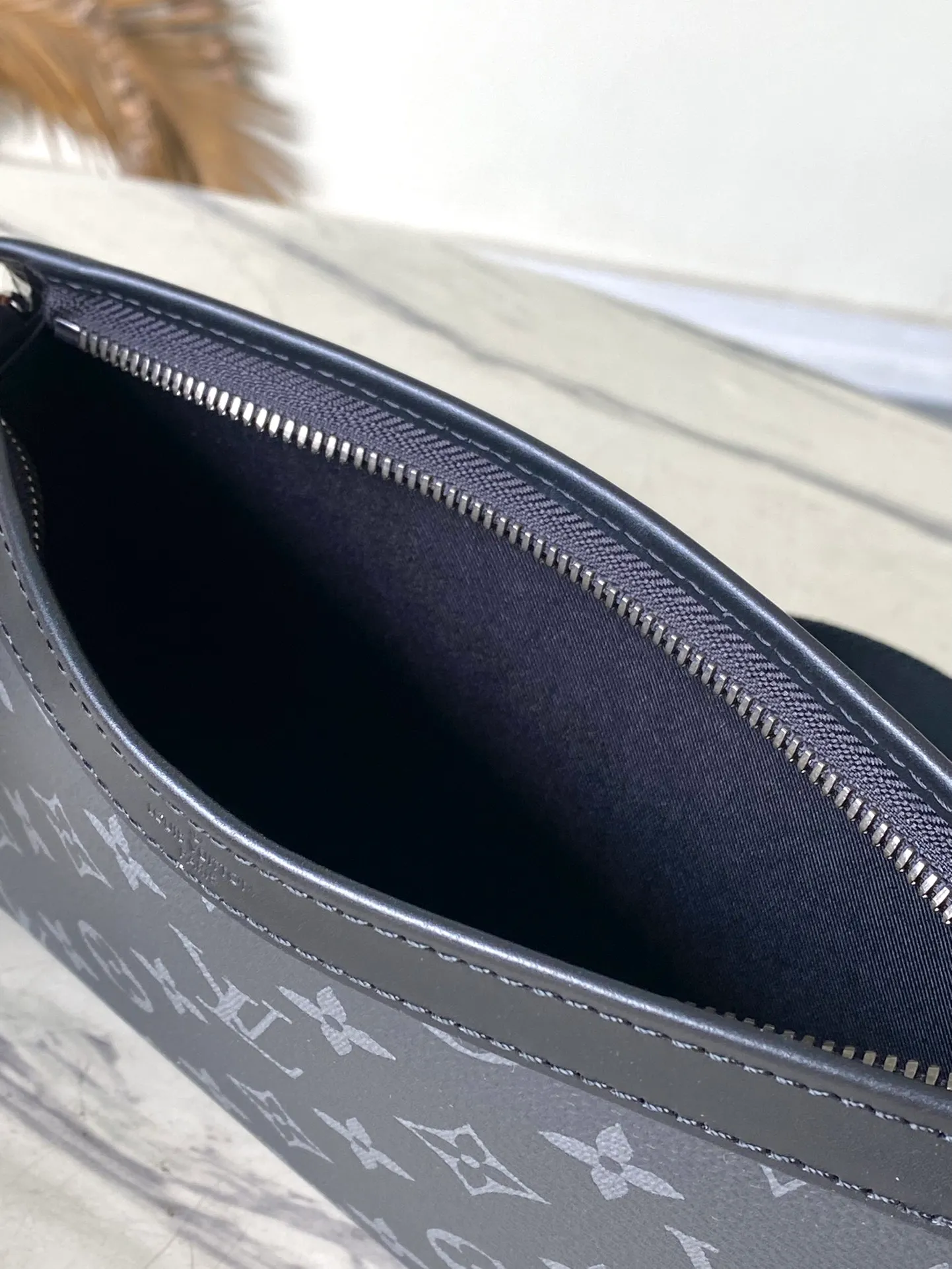 💰700 Top Original M81124 Black Flower Gaston Wearable Wallet handbag is derived from the Pochette Voyage clutch. It is cut into a suitable size with Monogram Shadow leather and can accommodate mobile phones and other travel needs. The removable and adjustable shoulder strap features a removable card holder, ideal for holding contactless payment devices or transit cards. Dimensions: 22 x 14.5 x 4.5 cm