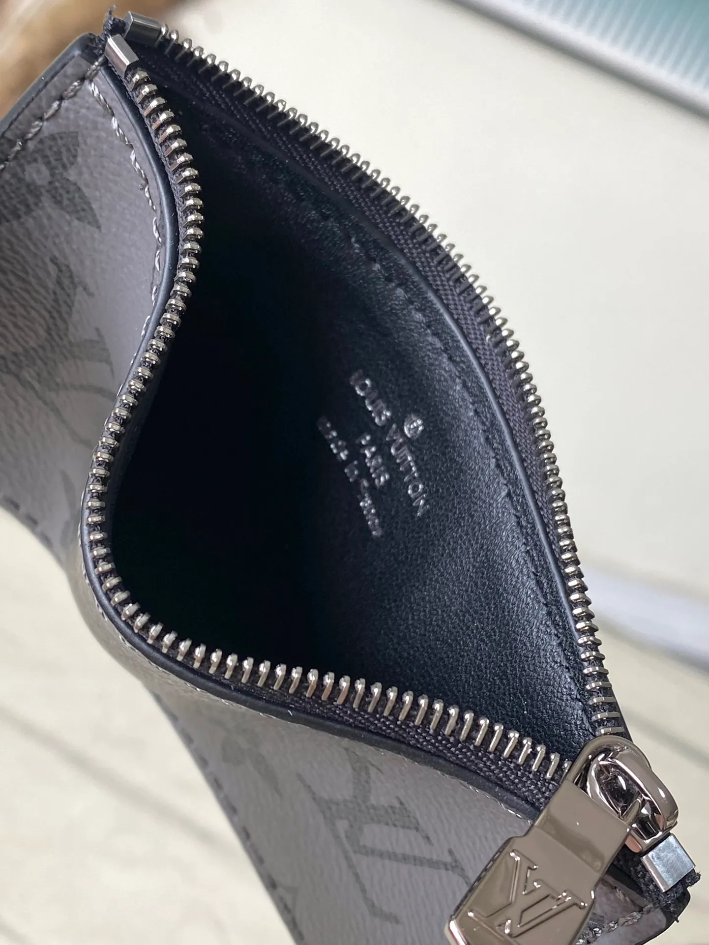 💰700 Top Original M81124 Black Flower Gaston Wearable Wallet handbag is derived from the Pochette Voyage clutch. It is cut into a suitable size with Monogram Shadow leather and can accommodate mobile phones and other travel needs. The removable and adjustable shoulder strap features a removable card holder, ideal for holding contactless payment devices or transit cards. Dimensions: 22 x 14.5 x 4.5 cm