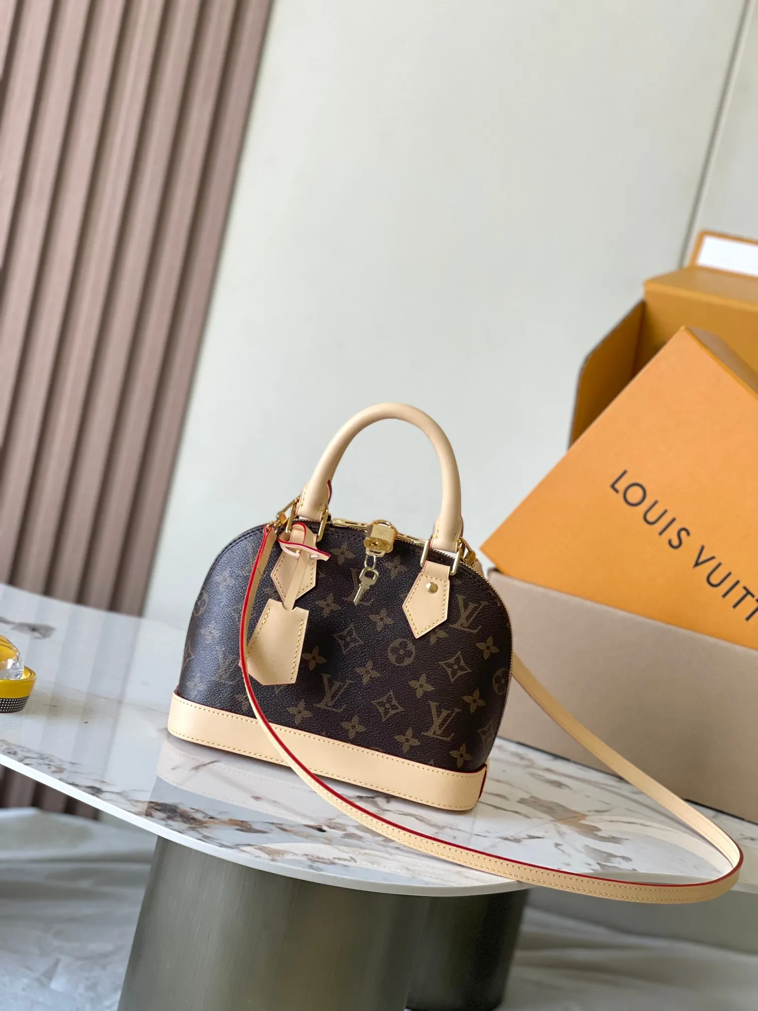 p2100 [Special grade MB original leather] ALMA BB handbag Model: M53152 Material: All-steel hardware, imported high-elastic fabric Packaging: Full set of premium duty-free MB packaging Dimensions: 23.5 x 17.5 x 11.5 cm