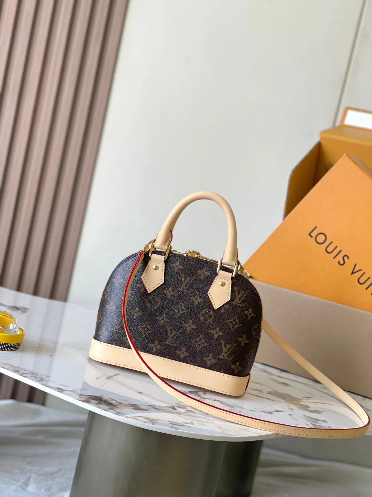 p2100 [Special grade MB original leather] ALMA BB handbag Model: M53152 Material: All-steel hardware, imported high-elastic fabric Packaging: Full set of premium duty-free MB packaging Dimensions: 23.5 x 17.5 x 11.5 cm