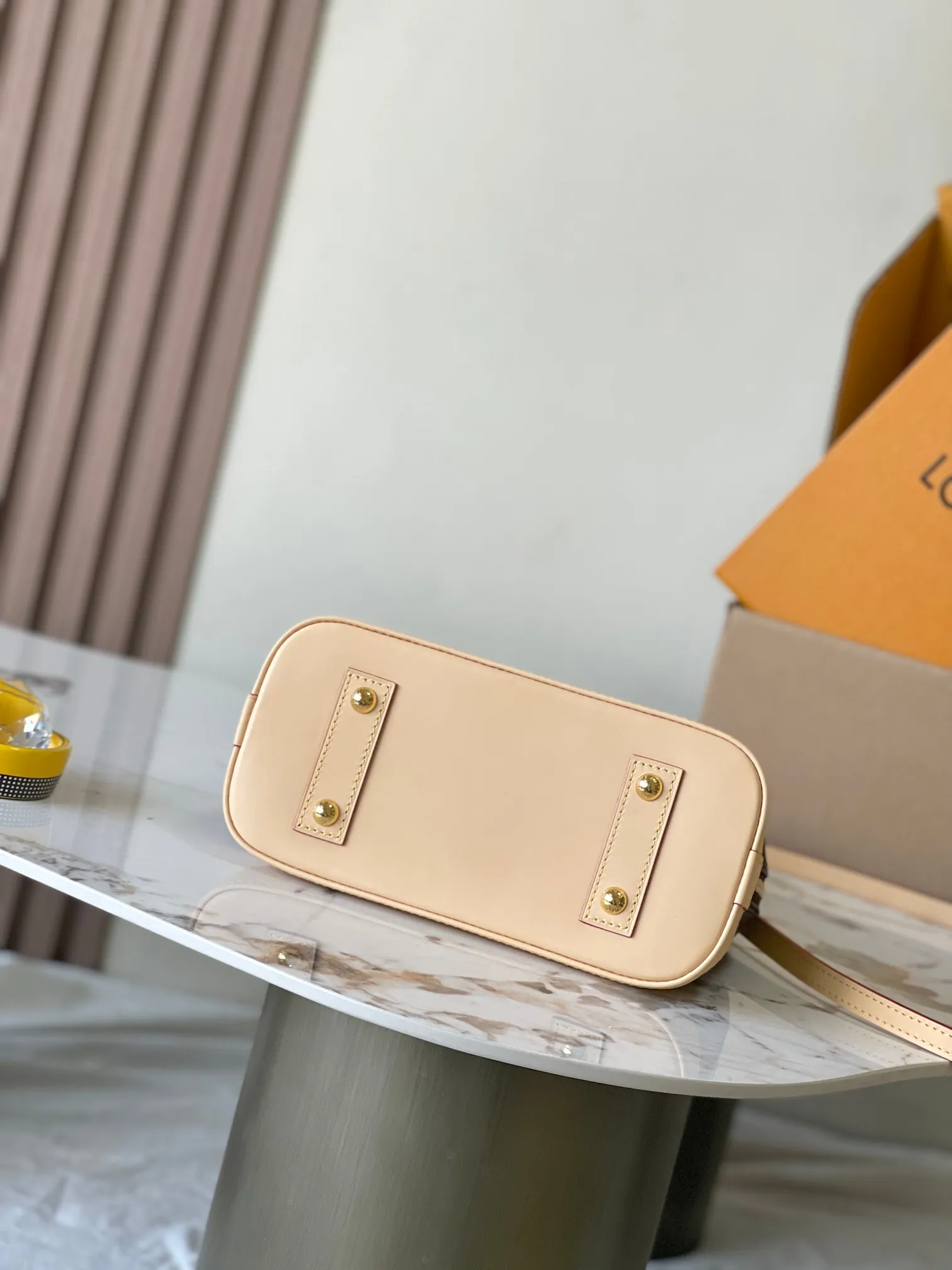 p2100 [Special grade MB original leather] ALMA BB handbag Model: M53152 Material: All-steel hardware, imported high-elastic fabric Packaging: Full set of premium duty-free MB packaging Dimensions: 23.5 x 17.5 x 11.5 cm