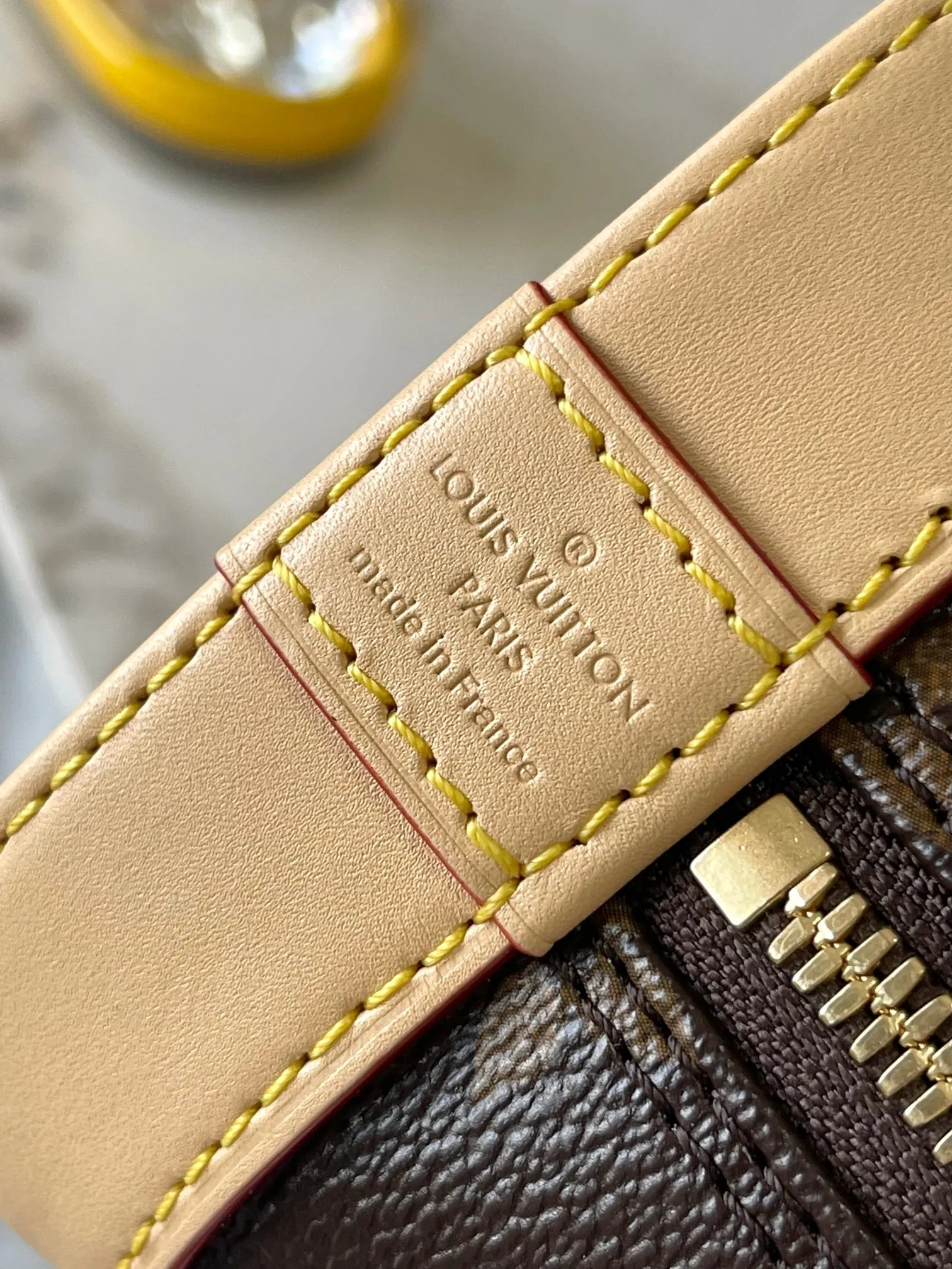 p2100 [Special grade MB original leather] ALMA BB handbag Model: M53152 Material: All-steel hardware, imported high-elastic fabric Packaging: Full set of premium duty-free MB packaging Dimensions: 23.5 x 17.5 x 11.5 cm