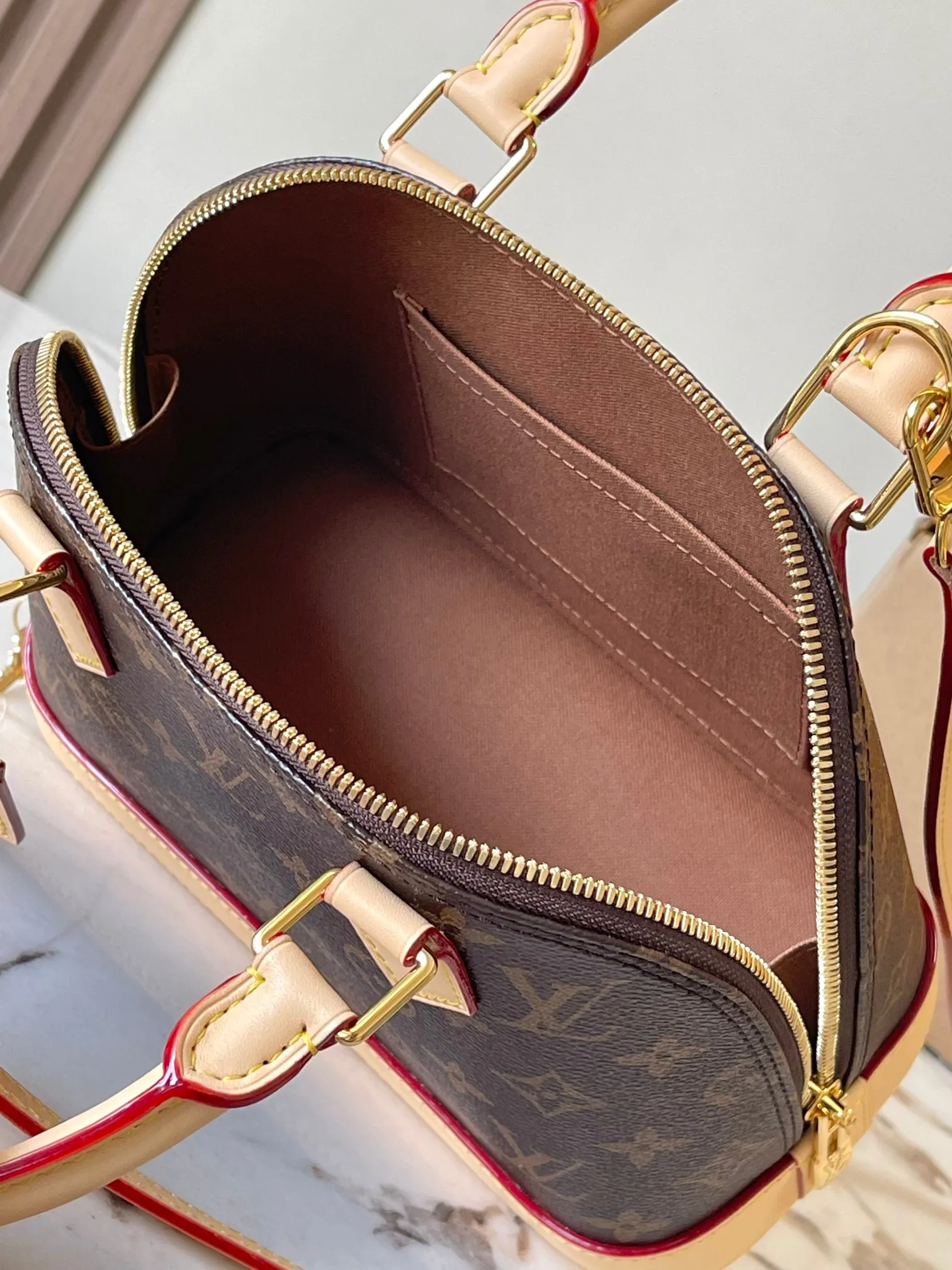 p2100 [Special grade MB original leather] ALMA BB handbag Model: M53152 Material: All-steel hardware, imported high-elastic fabric Packaging: Full set of premium duty-free MB packaging Dimensions: 23.5 x 17.5 x 11.5 cm