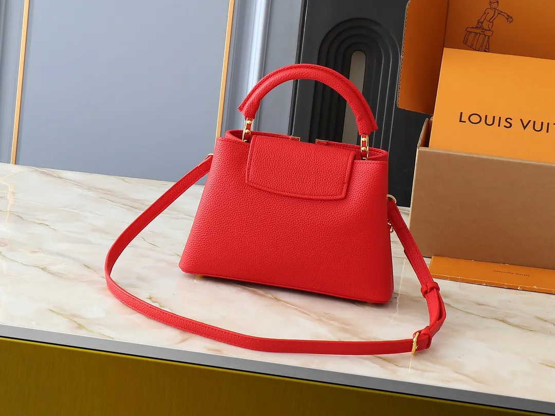 💰400💰Guangzhou goods Upgraded original M00014 M00013 M00015 [New size] This Capucines new size handbag shows soft beauty: Taurillon leather bag body with light-colored flap and top handle, enamel Monogram flower chain can also achieve a shoulder-carrying experience. Wear the slim leather strap to explore more styling possibilities. Dimensions 27 x 17.3 x 9 cm (length x height x width)