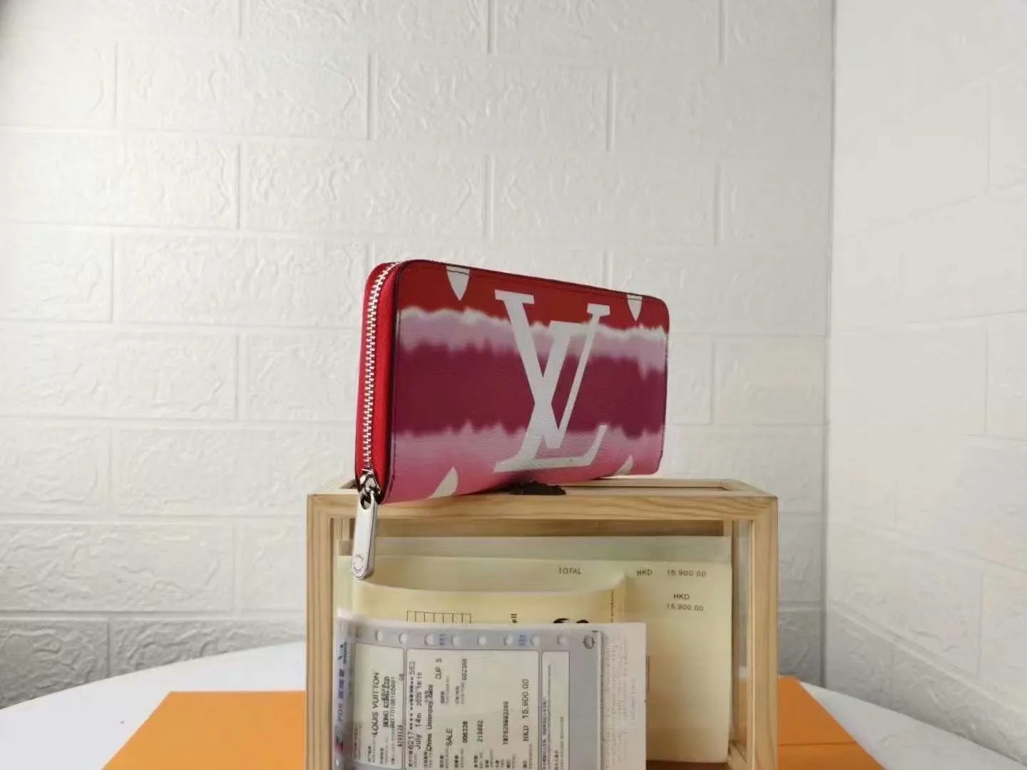 P130M69110 LV ESCALE ZIPPY WALLET Louis Vuitton’s classic Zippy wallet gets a new look in the LV Escale leather goods and accessories collection for the summer of 2020. The tie-dye effect of Monogram Giant canvas conveys the beauty of traditional Japanese tie-dyeing technology, and the zipper design securely protects pockets, compartments and card slots. Detailed features, 19.5x 10.5x 2.5 cm (LxHxW) Monogram coated canvas Cowhide lining Metal hardware, zipper closure, large accordion compartment, open bill compartment, zippered coin pocket, internal patch pocket, card slot.