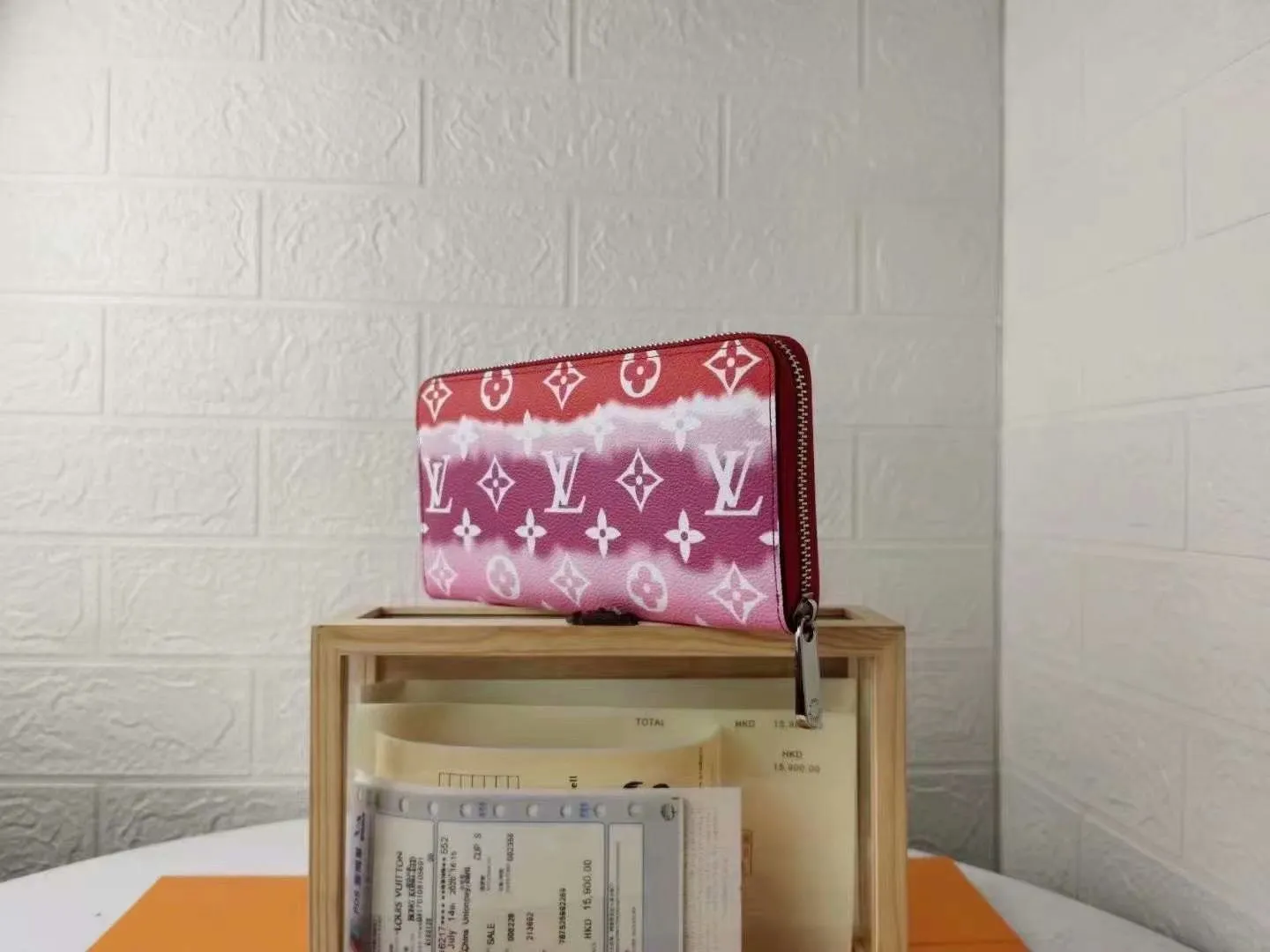 P130M69110 LV ESCALE ZIPPY WALLET Louis Vuitton’s classic Zippy wallet gets a new look in the LV Escale leather goods and accessories collection for the summer of 2020. The tie-dye effect of Monogram Giant canvas conveys the beauty of traditional Japanese tie-dyeing technology, and the zipper design securely protects pockets, compartments and card slots. Detailed features, 19.5x 10.5x 2.5 cm (LxHxW) Monogram coated canvas Cowhide lining Metal hardware, zipper closure, large accordion compartment, open bill compartment, zippered coin pocket, internal patch pocket, card slot.