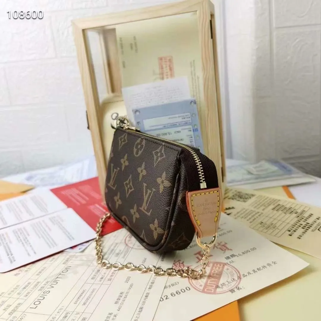 P130N58009 white grid [actual photo, original packaging] MINI POCHETTE ACCESSORIES small handbag. This accessory bag opens with a zipper and comes with a gold chain that can be attached to the D-ring on most Louis Vuitton handbags. Size: 12*9*2Cm