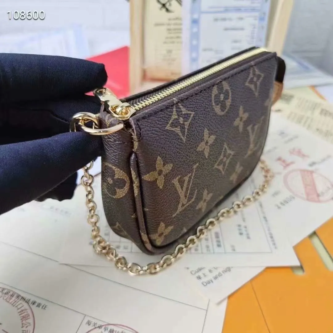 P130N58009 white grid [actual photo, original packaging] MINI POCHETTE ACCESSORIES small handbag. This accessory bag opens with a zipper and comes with a gold chain that can be attached to the D-ring on most Louis Vuitton handbags. Size: 12*9*2Cm