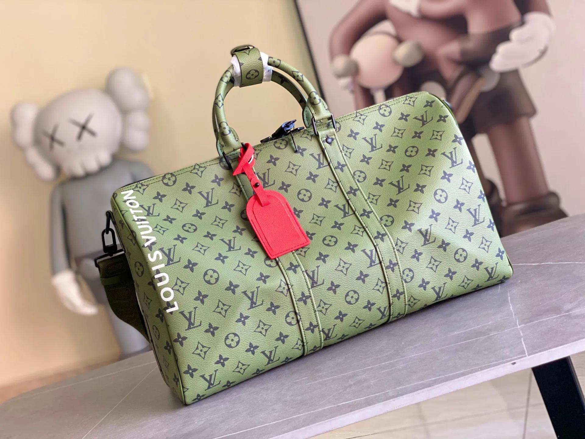 💰1220 (first-grain leather) top original Louis Vuitton classic Keepall 45 size travel bag, model number 23963, dip-dyed in pastel colors like the rising sun, welcoming the 2022 spring with vitality. Monogram canvas has a soft sheen and is large enough for carry-on luggage without sacrificing storage space. Detailed features 45 x 27 x 20 cm (Length x Height x Width) Monogram coated canvas Cow leather trim Textile lining Metal hardware Zip closure Large main compartment Internal zip pocket Removable name tag Carry-on baggage dimensions Shoulder straps: removable, adjustable Strap half-length: 36.0 cm Strap half-length adjustable to: 45 cm Handles: Double handles
