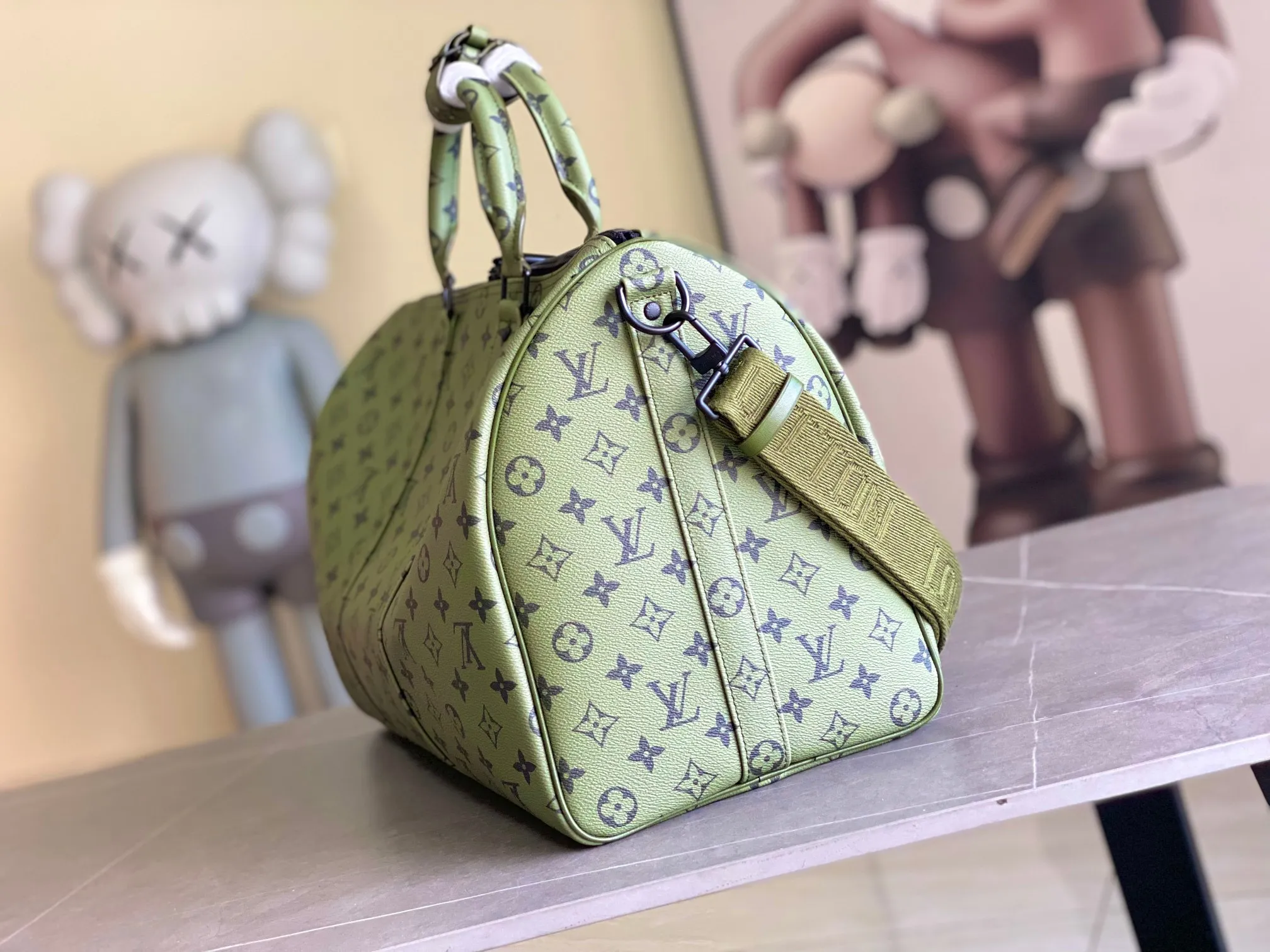 💰1220 (first-grain leather) top original Louis Vuitton classic Keepall 45 size travel bag, model number 23963, dip-dyed in pastel colors like the rising sun, welcoming the 2022 spring with vitality. Monogram canvas has a soft sheen and is large enough for carry-on luggage without sacrificing storage space. Detailed features 45 x 27 x 20 cm (Length x Height x Width) Monogram coated canvas Cow leather trim Textile lining Metal hardware Zip closure Large main compartment Internal zip pocket Removable name tag Carry-on baggage dimensions Shoulder straps: removable, adjustable Strap half-length: 36.0 cm Strap half-length adjustable to: 45 cm Handles: Double handles