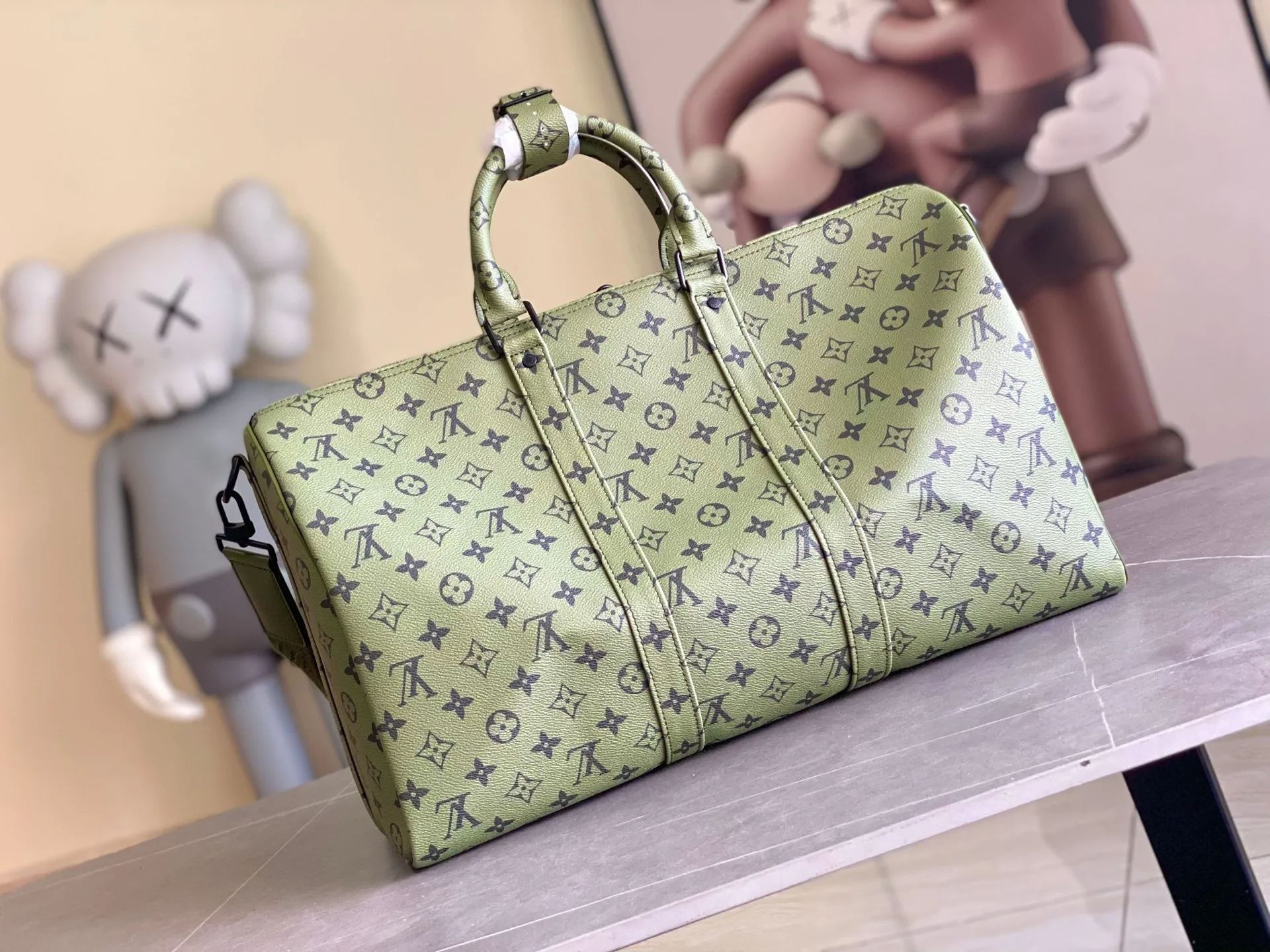 💰1220 (first-grain leather) top original Louis Vuitton classic Keepall 45 size travel bag, model number 23963, dip-dyed in pastel colors like the rising sun, welcoming the 2022 spring with vitality. Monogram canvas has a soft sheen and is large enough for carry-on luggage without sacrificing storage space. Detailed features 45 x 27 x 20 cm (Length x Height x Width) Monogram coated canvas Cow leather trim Textile lining Metal hardware Zip closure Large main compartment Internal zip pocket Removable name tag Carry-on baggage dimensions Shoulder straps: removable, adjustable Strap half-length: 36.0 cm Strap half-length adjustable to: 45 cm Handles: Double handles