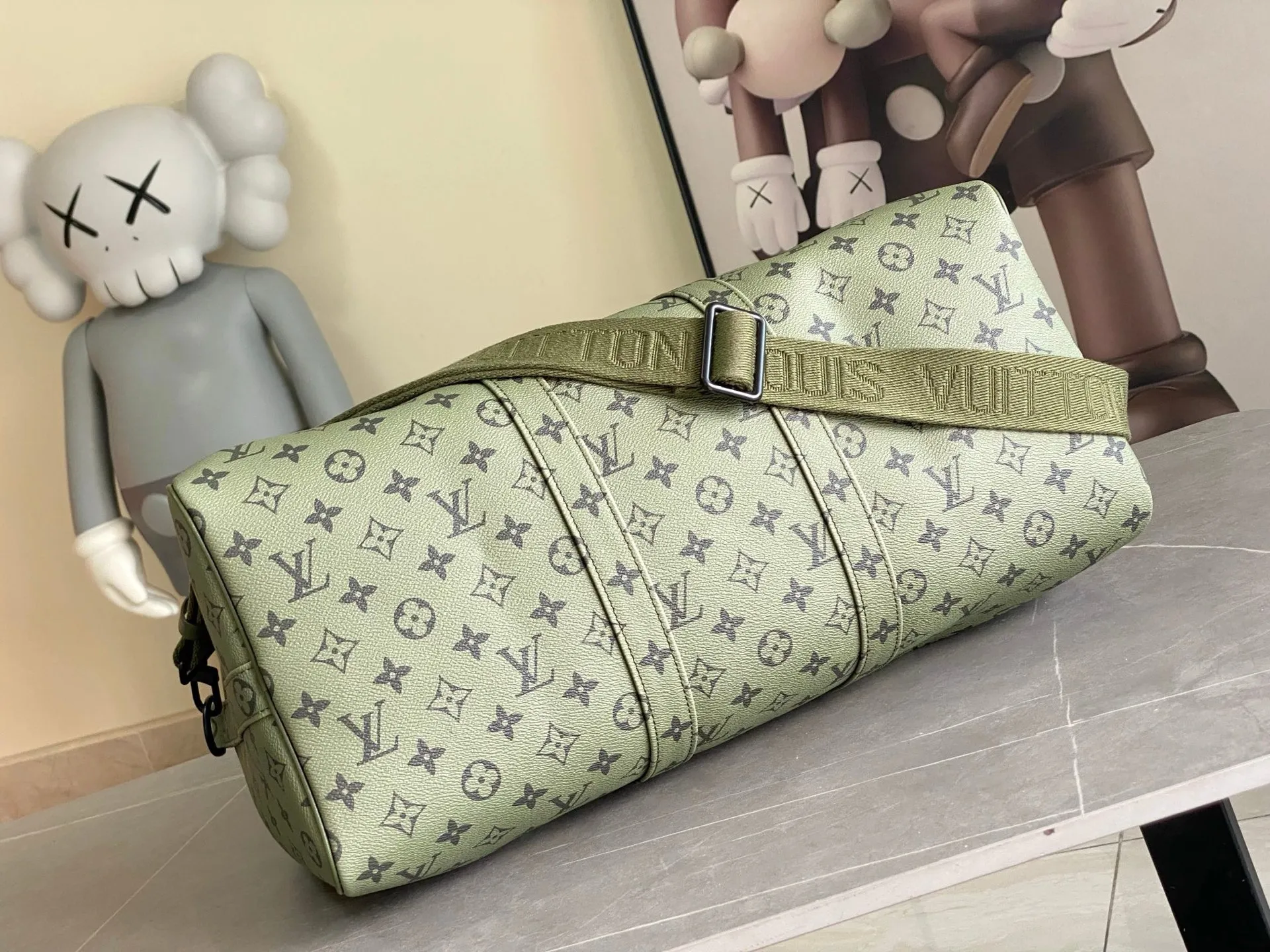 💰1220 (first-grain leather) top original Louis Vuitton classic Keepall 45 size travel bag, model number 23963, dip-dyed in pastel colors like the rising sun, welcoming the 2022 spring with vitality. Monogram canvas has a soft sheen and is large enough for carry-on luggage without sacrificing storage space. Detailed features 45 x 27 x 20 cm (Length x Height x Width) Monogram coated canvas Cow leather trim Textile lining Metal hardware Zip closure Large main compartment Internal zip pocket Removable name tag Carry-on baggage dimensions Shoulder straps: removable, adjustable Strap half-length: 36.0 cm Strap half-length adjustable to: 45 cm Handles: Double handles