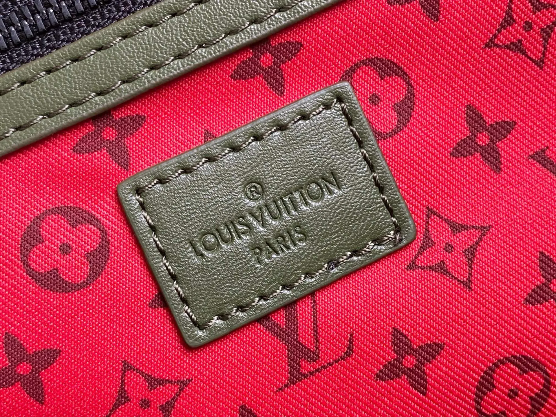 💰1220 (first-grain leather) top original Louis Vuitton classic Keepall 45 size travel bag, model number 23963, dip-dyed in pastel colors like the rising sun, welcoming the 2022 spring with vitality. Monogram canvas has a soft sheen and is large enough for carry-on luggage without sacrificing storage space. Detailed features 45 x 27 x 20 cm (Length x Height x Width) Monogram coated canvas Cow leather trim Textile lining Metal hardware Zip closure Large main compartment Internal zip pocket Removable name tag Carry-on baggage dimensions Shoulder straps: removable, adjustable Strap half-length: 36.0 cm Strap half-length adjustable to: 45 cm Handles: Double handles