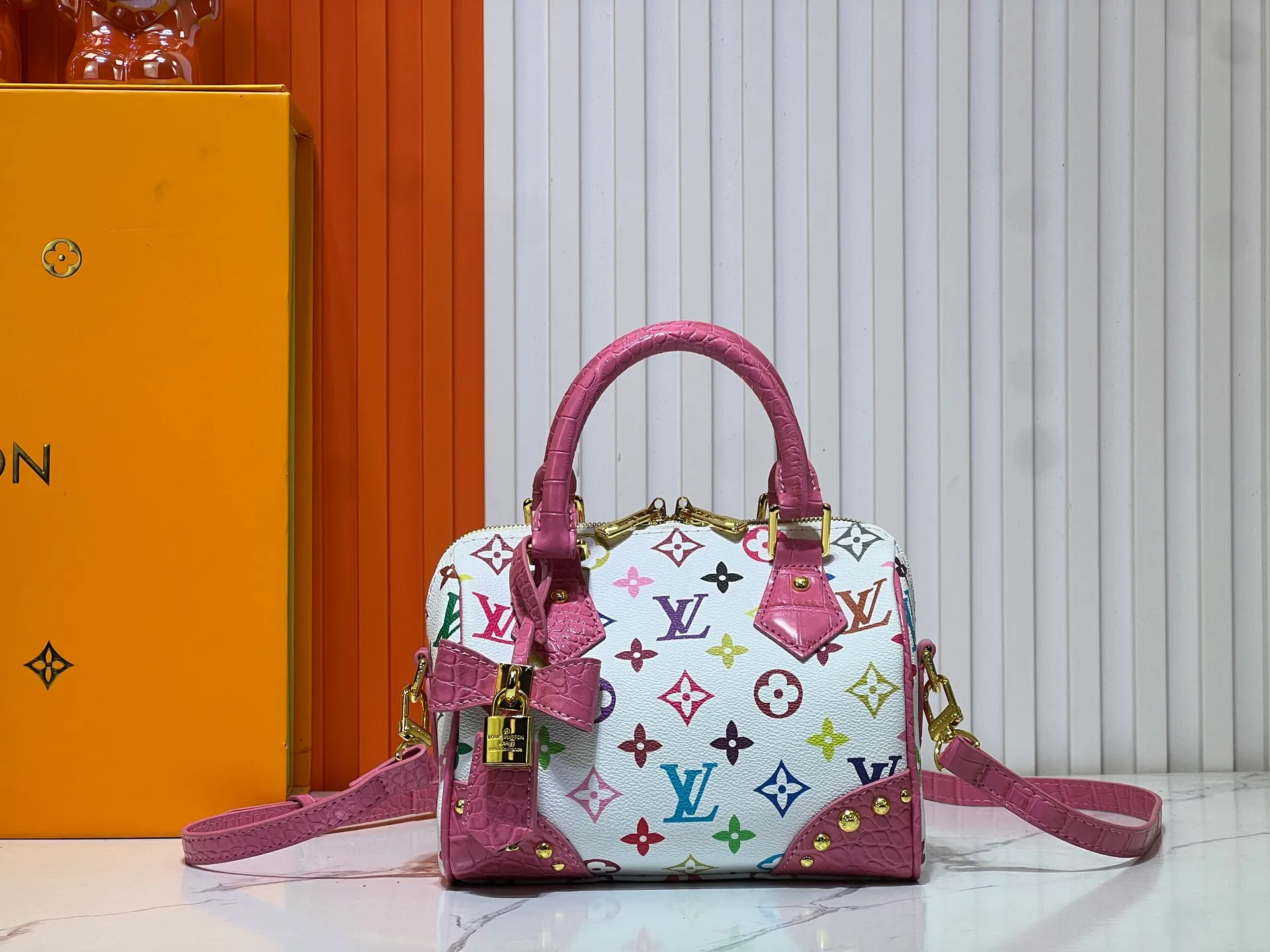 Batch 280💰Upgraded original crocodile pattern M13365 M58953 M46234 M46222 Speedy Bandoulière 20 handbag is made of soft coated canvas, and the full-length Monogram pattern is traced in colorful rainbow tones, highlighting the smart style of the Louis Vuitton x Murakami reissue series. The Toron handle and detachable shoulder strap are constructed of cow leather, the metal corners recall classic luggage elements, and the bow-shaped key bag and padlock add brand touches. Dimensions: 20.5 x 13.5 x 12.0 cm (length x height x width)