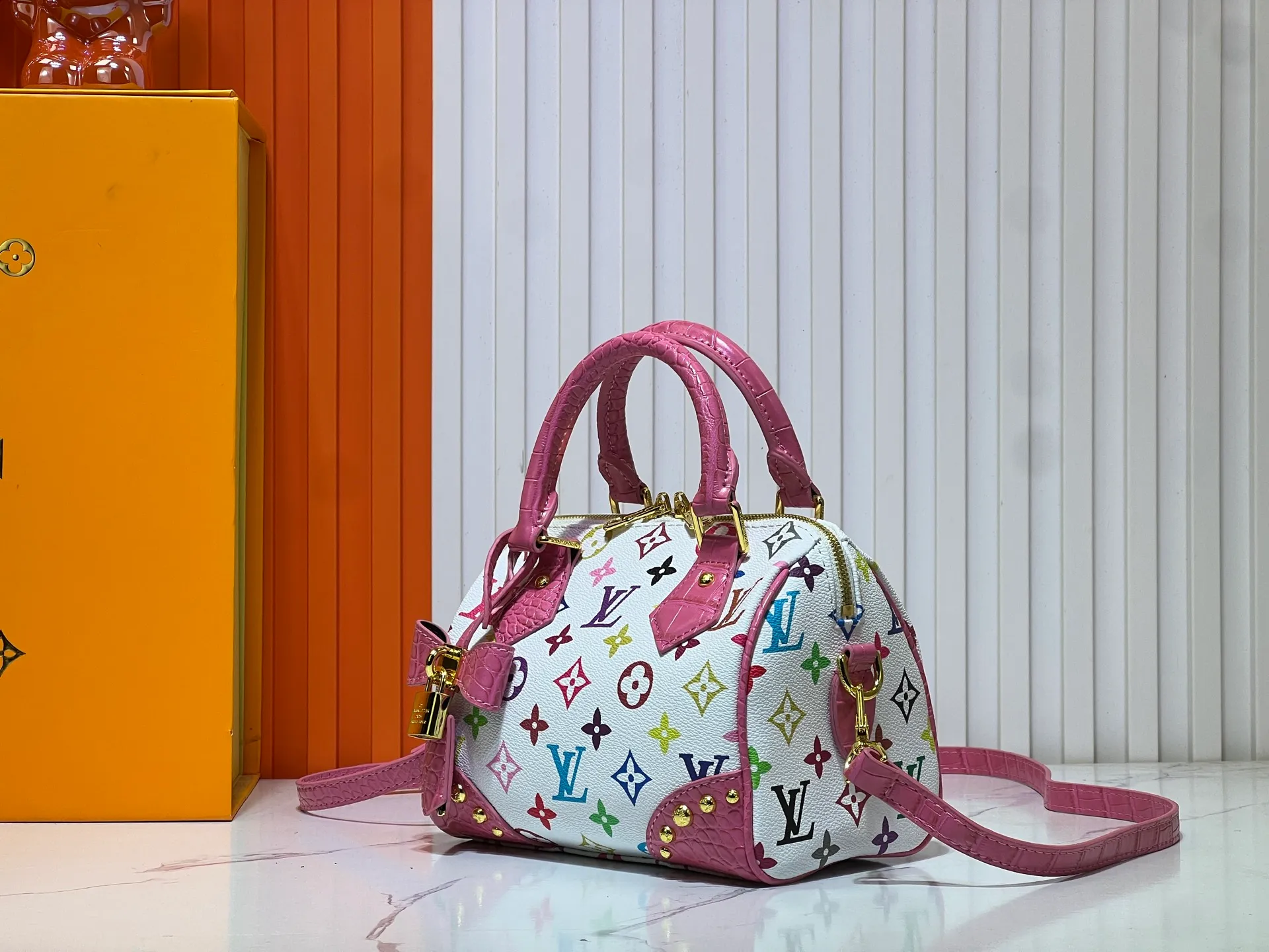 Batch 280💰Upgraded original crocodile pattern M13365 M58953 M46234 M46222 Speedy Bandoulière 20 handbag is made of soft coated canvas, and the full-length Monogram pattern is traced in colorful rainbow tones, highlighting the smart style of the Louis Vuitton x Murakami reissue series. The Toron handle and detachable shoulder strap are constructed of cow leather, the metal corners recall classic luggage elements, and the bow-shaped key bag and padlock add brand touches. Dimensions: 20.5 x 13.5 x 12.0 cm (length x height x width)