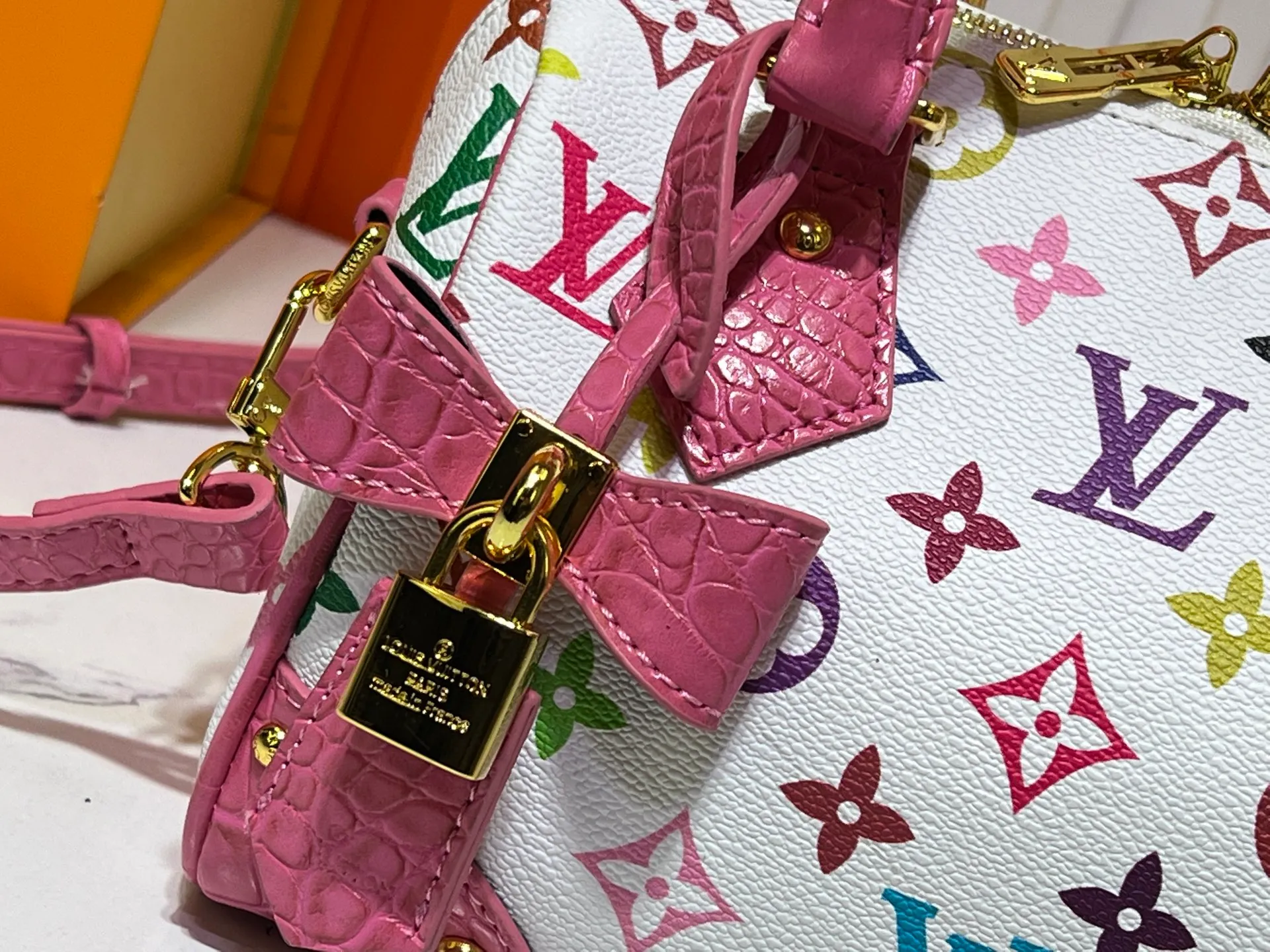 Batch 280💰Upgraded original crocodile pattern M13365 M58953 M46234 M46222 Speedy Bandoulière 20 handbag is made of soft coated canvas, and the full-length Monogram pattern is traced in colorful rainbow tones, highlighting the smart style of the Louis Vuitton x Murakami reissue series. The Toron handle and detachable shoulder strap are constructed of cow leather, the metal corners recall classic luggage elements, and the bow-shaped key bag and padlock add brand touches. Dimensions: 20.5 x 13.5 x 12.0 cm (length x height x width)