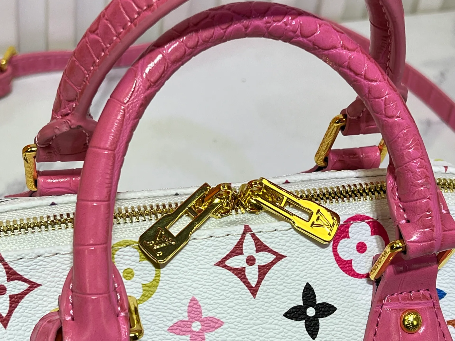 Batch 280💰Upgraded original crocodile pattern M13365 M58953 M46234 M46222 Speedy Bandoulière 20 handbag is made of soft coated canvas, and the full-length Monogram pattern is traced in colorful rainbow tones, highlighting the smart style of the Louis Vuitton x Murakami reissue series. The Toron handle and detachable shoulder strap are constructed of cow leather, the metal corners recall classic luggage elements, and the bow-shaped key bag and padlock add brand touches. Dimensions: 20.5 x 13.5 x 12.0 cm (length x height x width)