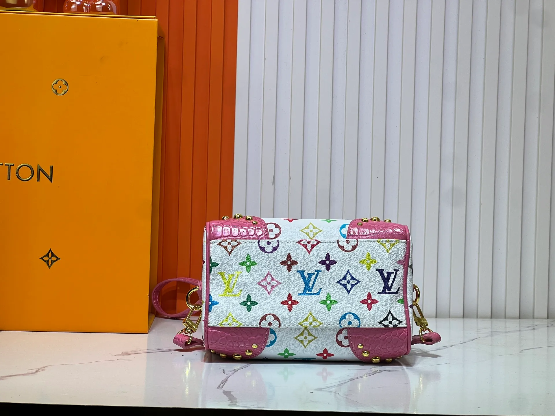 Batch 280💰Upgraded original crocodile pattern M13365 M58953 M46234 M46222 Speedy Bandoulière 20 handbag is made of soft coated canvas, and the full-length Monogram pattern is traced in colorful rainbow tones, highlighting the smart style of the Louis Vuitton x Murakami reissue series. The Toron handle and detachable shoulder strap are constructed of cow leather, the metal corners recall classic luggage elements, and the bow-shaped key bag and padlock add brand touches. Dimensions: 20.5 x 13.5 x 12.0 cm (length x height x width)