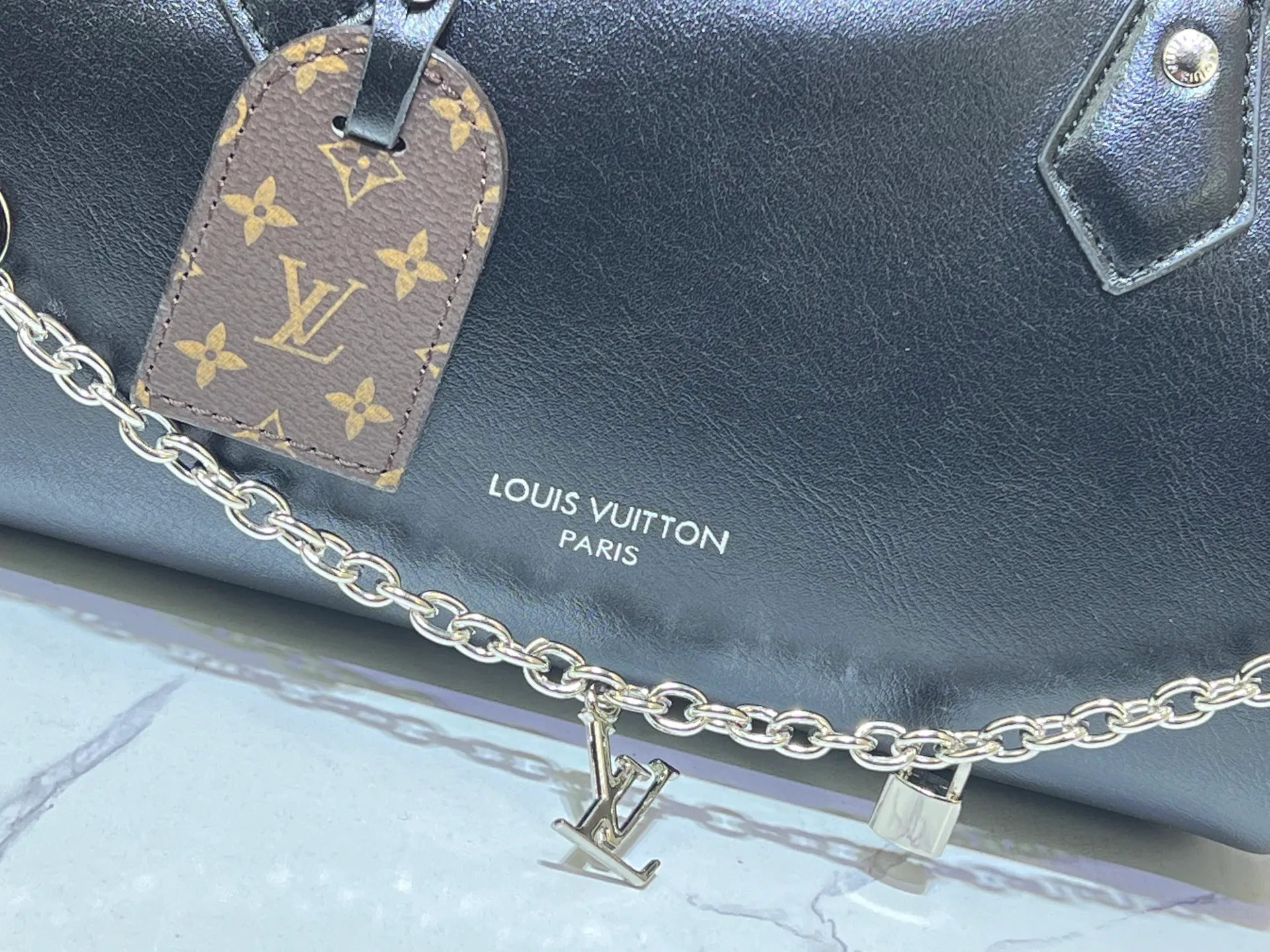 Batch 300💰Upgraded original M12934 M12965 This Speedy Cargo handbag comes from the LV Vibe series, renewing the classic design of the 1930s with avant-garde touches. The glossy sheepskin body is embellished with a Monogram address plate, paying tribute to the brand's long trunk-making heritage. Plenty of space to easily store your daily needs, and the detachable leather shoulder strap allows for a variety of carrying methods. Dimensions: 28 x 17 x 12 cm (LxHxW)