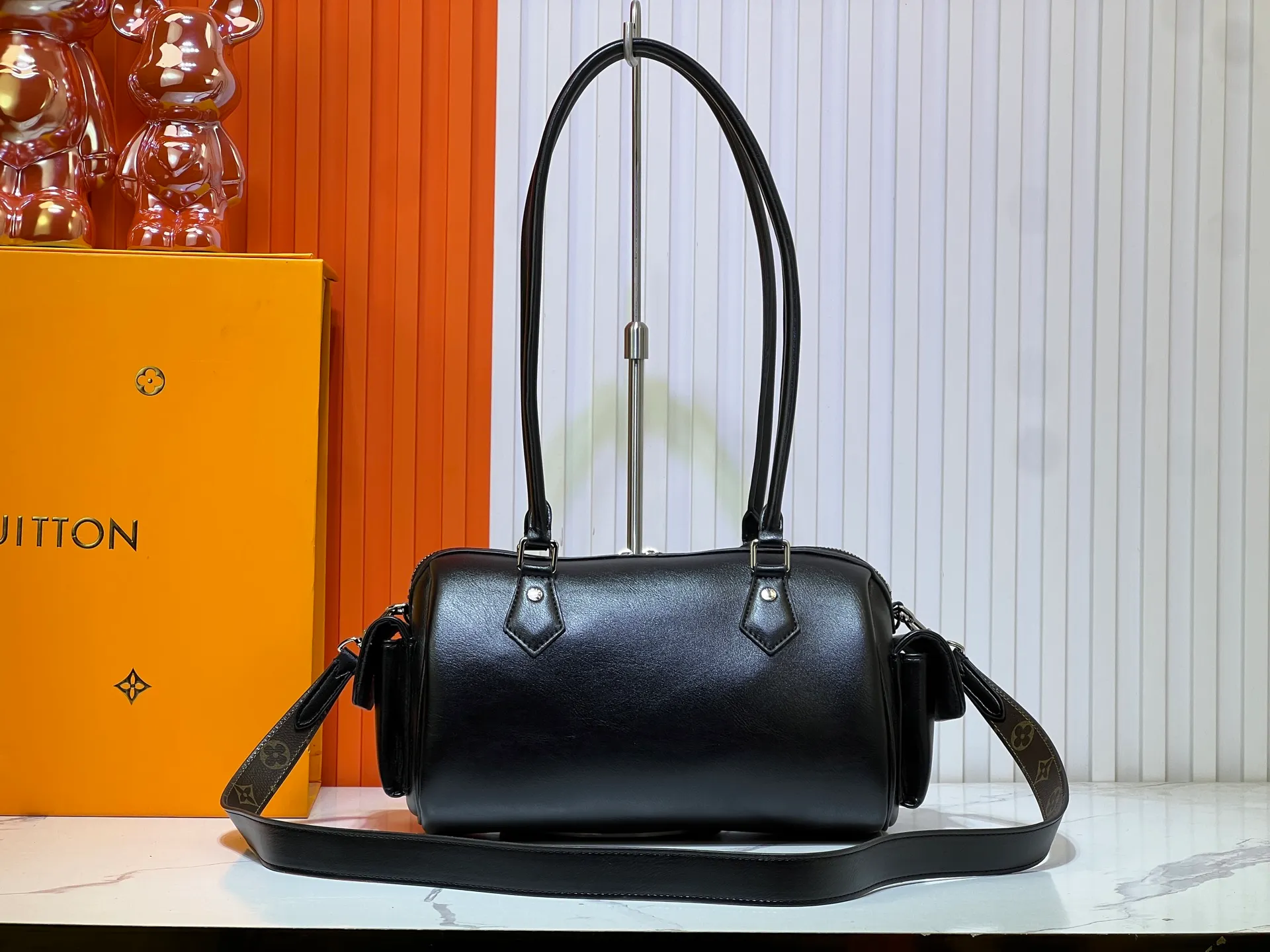 Batch 300💰Upgraded original M12934 M12965 This Speedy Cargo handbag comes from the LV Vibe series, renewing the classic design of the 1930s with avant-garde touches. The glossy sheepskin body is embellished with a Monogram address plate, paying tribute to the brand's long trunk-making heritage. Plenty of space to easily store your daily needs, and the detachable leather shoulder strap allows for a variety of carrying methods. Dimensions: 28 x 17 x 12 cm (LxHxW)