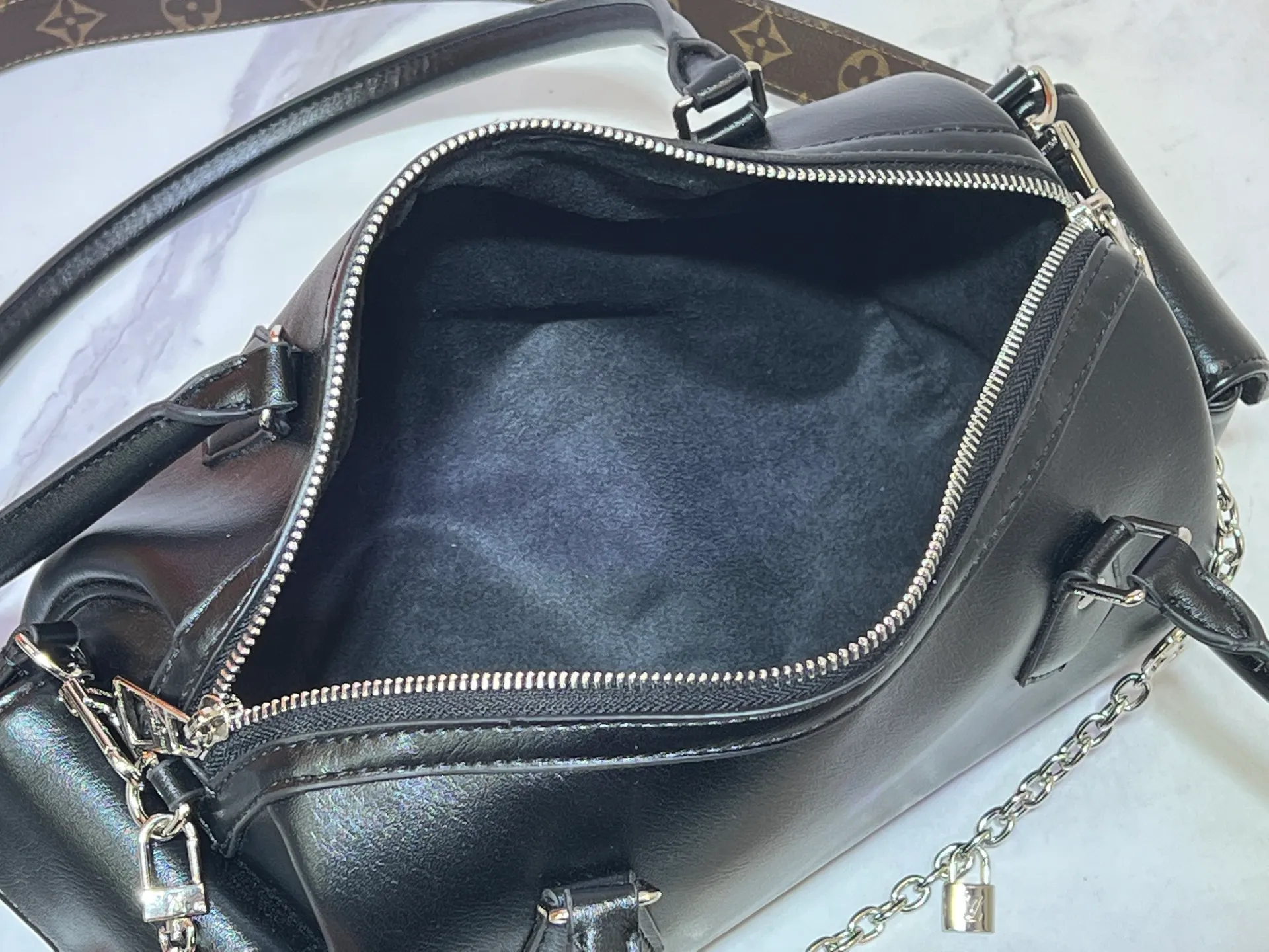 Batch 300💰Upgraded original M12934 M12965 This Speedy Cargo handbag comes from the LV Vibe series, renewing the classic design of the 1930s with avant-garde touches. The glossy sheepskin body is embellished with a Monogram address plate, paying tribute to the brand's long trunk-making heritage. Plenty of space to easily store your daily needs, and the detachable leather shoulder strap allows for a variety of carrying methods. Dimensions: 28 x 17 x 12 cm (LxHxW)
