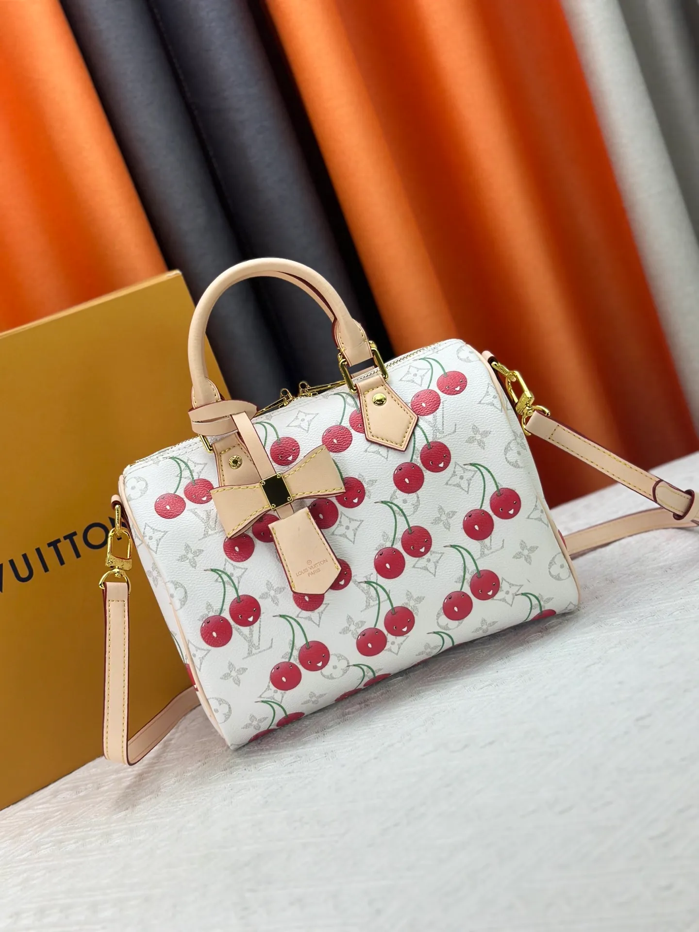 P280 Upgraded original M17088 white flower cherry M13805-M13085-M13257 M13806 40391 40390lv Murakami Takashi co-branded NANOSPEEDY handbag This Nano Speedy handbag combines Monogram canvas and cow leather trim printing, with 33 colorful interpretations of white tricolor and black tricolor. The twelve pieces are popular around the world and are loved by celebrities and celebrities. Dimensions: 25.0 x 19.0 x 15.0 cm