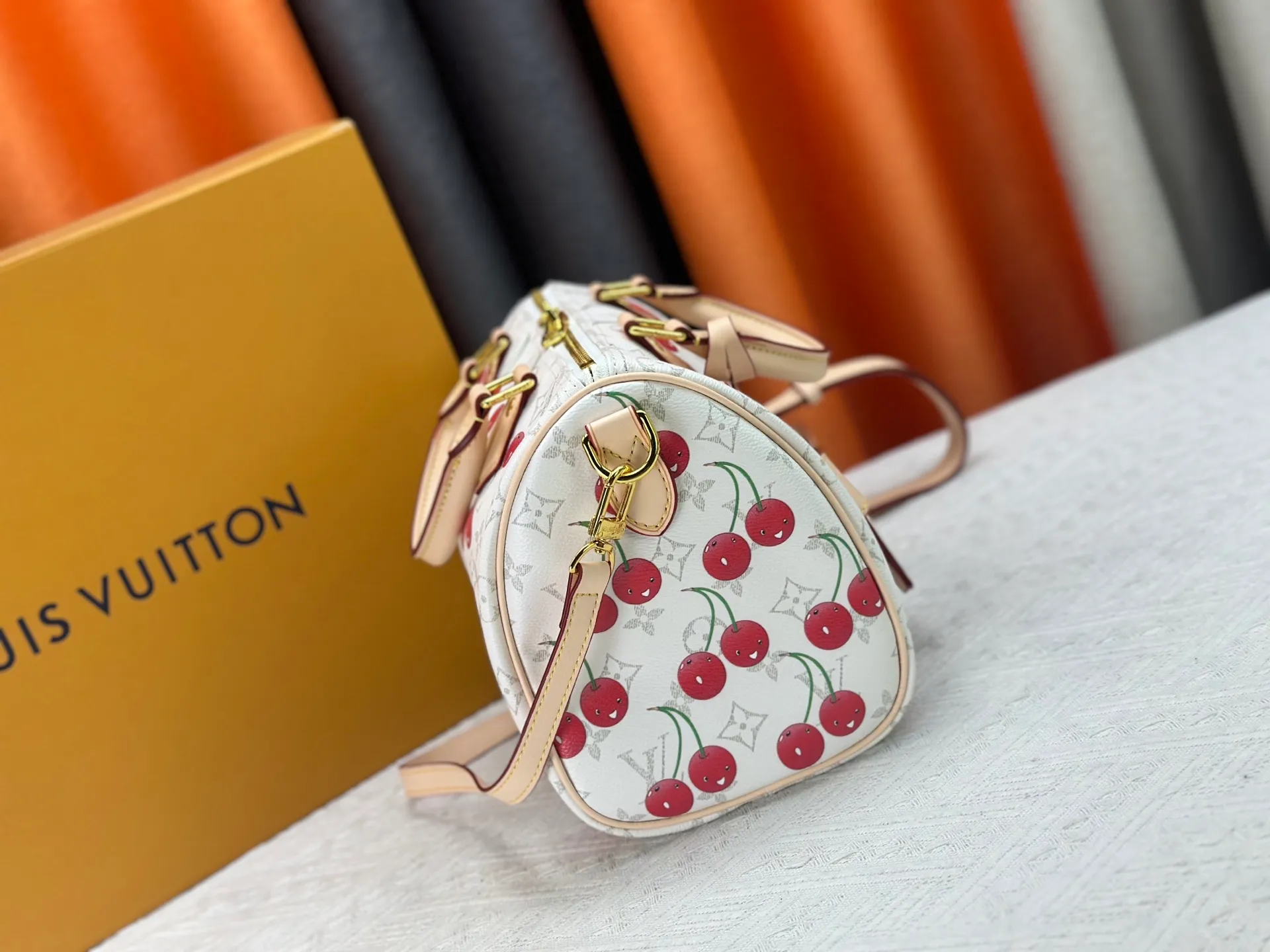 P280 Upgraded original M17088 white flower cherry M13805-M13085-M13257 M13806 40391 40390lv Murakami Takashi co-branded NANOSPEEDY handbag This Nano Speedy handbag combines Monogram canvas and cow leather trim printing, with 33 colorful interpretations of white tricolor and black tricolor. The twelve pieces are popular around the world and are loved by celebrities and celebrities. Dimensions: 25.0 x 19.0 x 15.0 cm