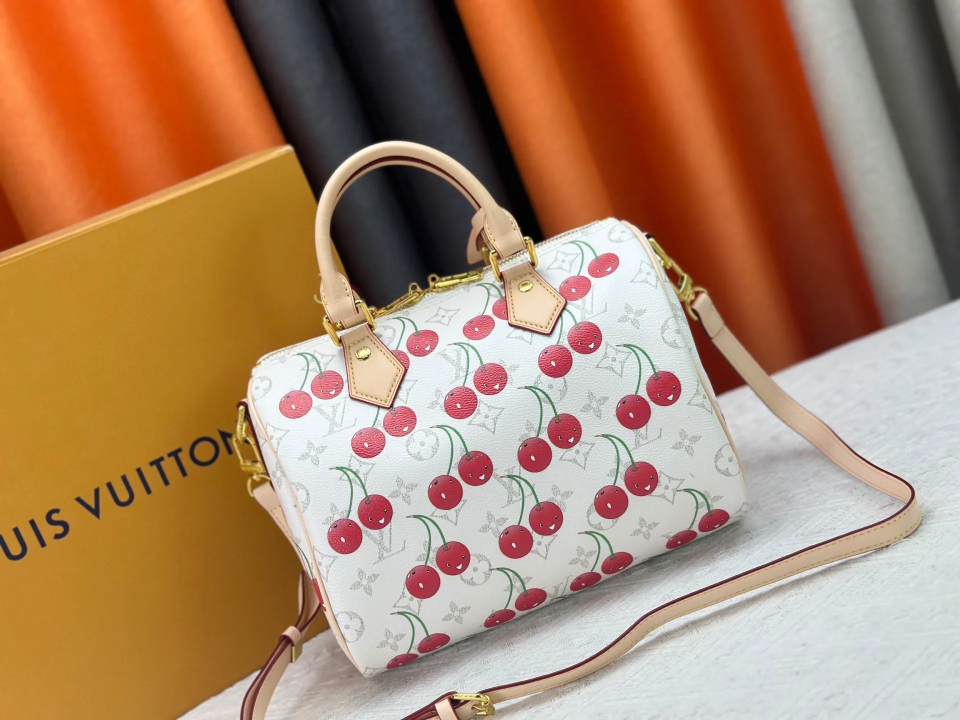 P280 Upgraded original M17088 white flower cherry M13805-M13085-M13257 M13806 40391 40390lv Murakami Takashi co-branded NANOSPEEDY handbag This Nano Speedy handbag combines Monogram canvas and cow leather trim printing, with 33 colorful interpretations of white tricolor and black tricolor. The twelve pieces are popular around the world and are loved by celebrities and celebrities. Dimensions: 25.0 x 19.0 x 15.0 cm