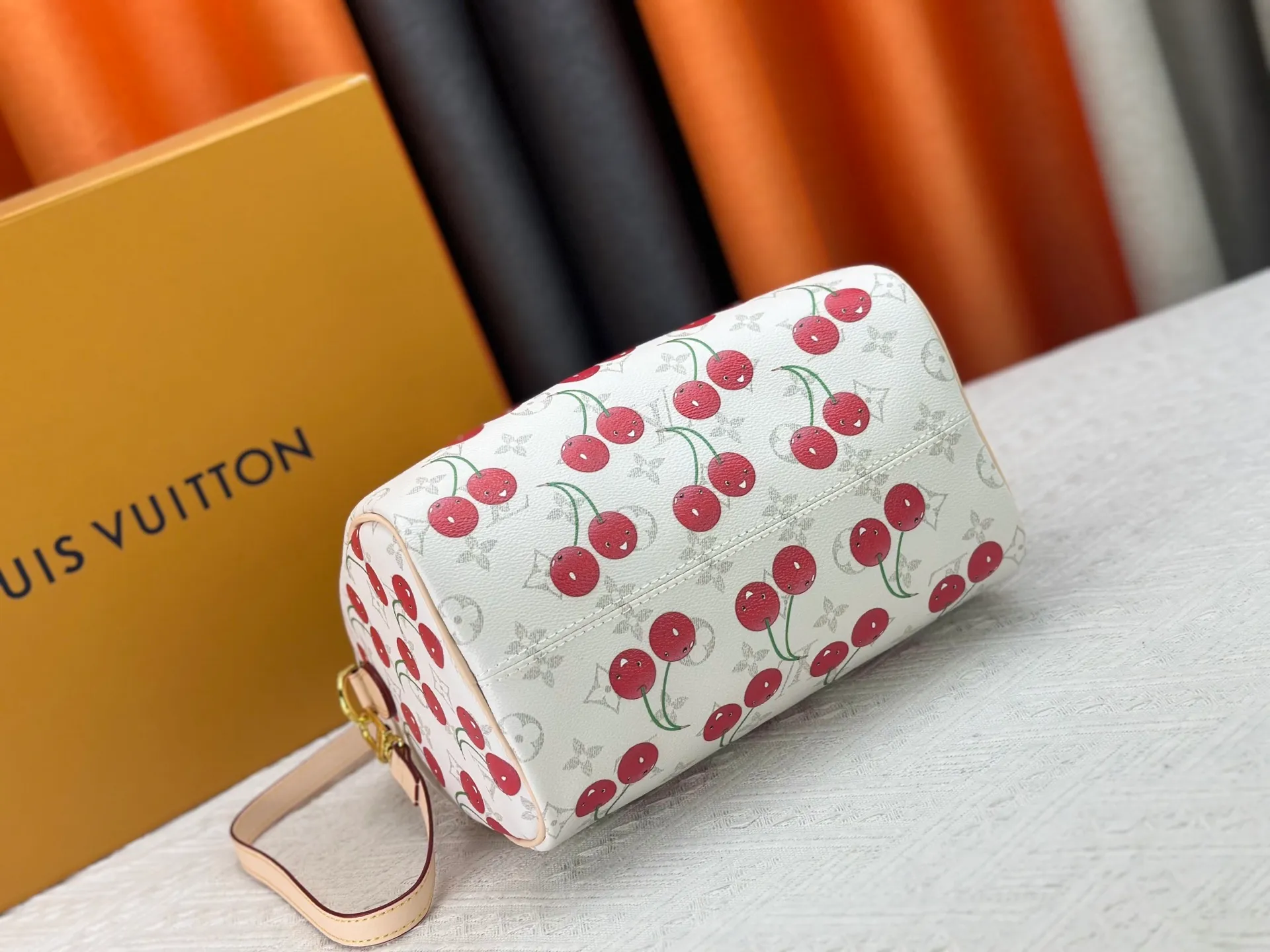 P280 Upgraded original M17088 white flower cherry M13805-M13085-M13257 M13806 40391 40390lv Murakami Takashi co-branded NANOSPEEDY handbag This Nano Speedy handbag combines Monogram canvas and cow leather trim printing, with 33 colorful interpretations of white tricolor and black tricolor. The twelve pieces are popular around the world and are loved by celebrities and celebrities. Dimensions: 25.0 x 19.0 x 15.0 cm