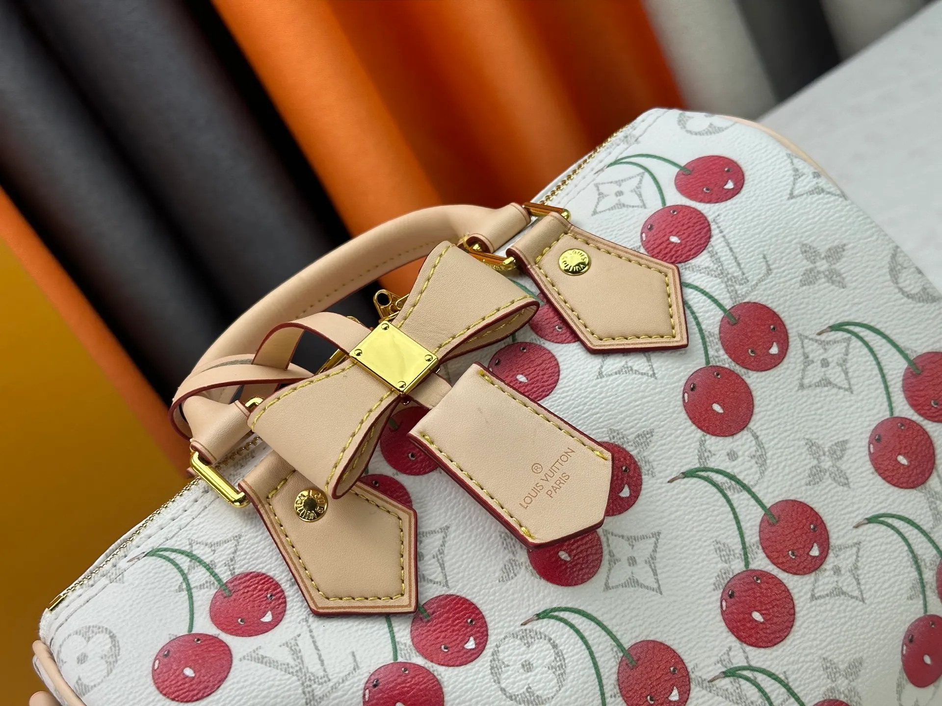 P280 Upgraded original M17088 white flower cherry M13805-M13085-M13257 M13806 40391 40390lv Murakami Takashi co-branded NANOSPEEDY handbag This Nano Speedy handbag combines Monogram canvas and cow leather trim printing, with 33 colorful interpretations of white tricolor and black tricolor. The twelve pieces are popular around the world and are loved by celebrities and celebrities. Dimensions: 25.0 x 19.0 x 15.0 cm