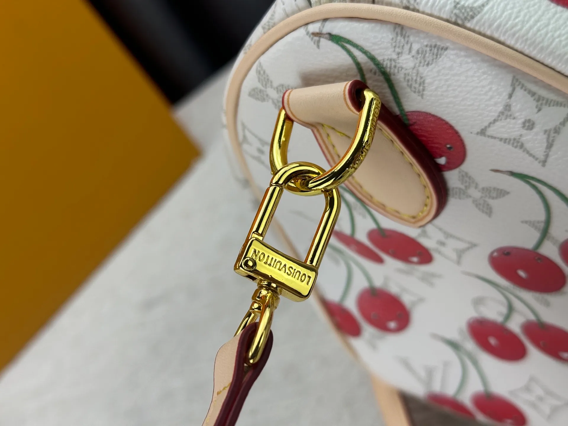 P280 Upgraded original M17088 white flower cherry M13805-M13085-M13257 M13806 40391 40390lv Murakami Takashi co-branded NANOSPEEDY handbag This Nano Speedy handbag combines Monogram canvas and cow leather trim printing, with 33 colorful interpretations of white tricolor and black tricolor. The twelve pieces are popular around the world and are loved by celebrities and celebrities. Dimensions: 25.0 x 19.0 x 15.0 cm