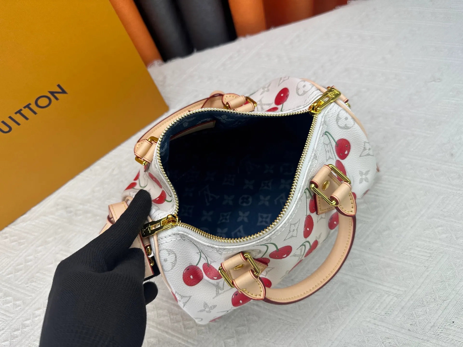 P280 Upgraded original M17088 white flower cherry M13805-M13085-M13257 M13806 40391 40390lv Murakami Takashi co-branded NANOSPEEDY handbag This Nano Speedy handbag combines Monogram canvas and cow leather trim printing, with 33 colorful interpretations of white tricolor and black tricolor. The twelve pieces are popular around the world and are loved by celebrities and celebrities. Dimensions: 25.0 x 19.0 x 15.0 cm