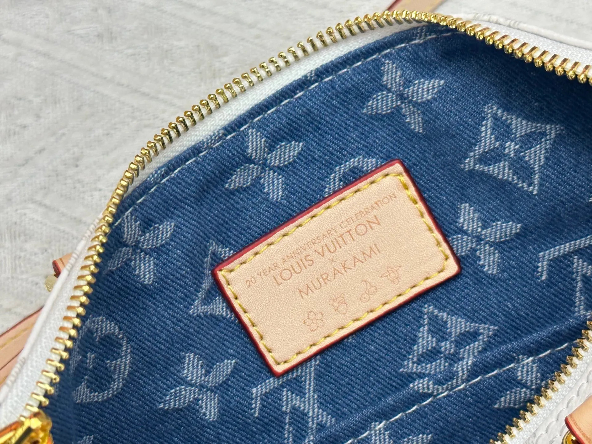 P280 Upgraded original M17088 white flower cherry M13805-M13085-M13257 M13806 40391 40390lv Murakami Takashi co-branded NANOSPEEDY handbag This Nano Speedy handbag combines Monogram canvas and cow leather trim printing, with 33 colorful interpretations of white tricolor and black tricolor. The twelve pieces are popular around the world and are loved by celebrities and celebrities. Dimensions: 25.0 x 19.0 x 15.0 cm