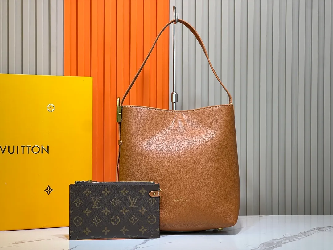 Batch 300💰 Upgraded original (imitation original) M24974 M24856 M25022 M25352 M25353 M25354 This small Low Key Hobo handbag is made of smooth cow leather with suede cow leather lining. It can accommodate short wallets, large smartphones, keys and other small items. The shoulder strap is adjustable with a padlock buckle, and a removable Monogram canvas zippered interior pocket keeps it organized. Dimensions: 24.0 x 28.0 x 16.0 cm (length x height x width)