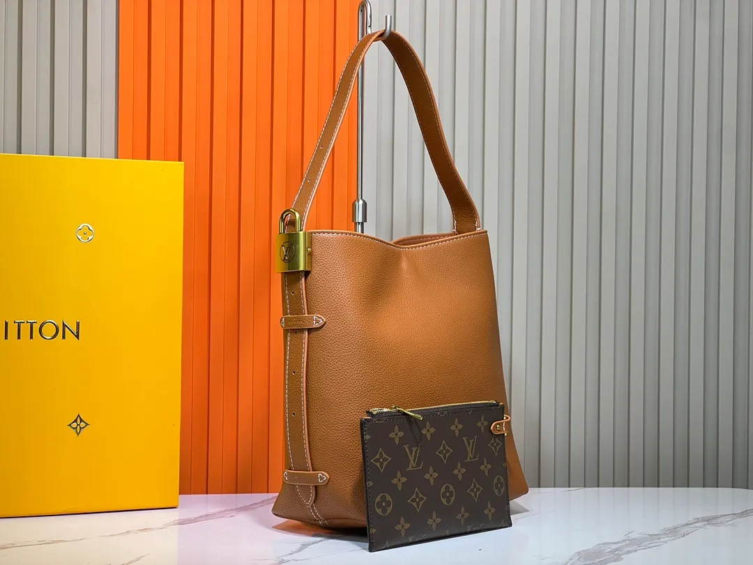 Batch 300💰 Upgraded original (imitation original) M24974 M24856 M25022 M25352 M25353 M25354 This small Low Key Hobo handbag is made of smooth cow leather with suede cow leather lining. It can accommodate short wallets, large smartphones, keys and other small items. The shoulder strap is adjustable with a padlock buckle, and a removable Monogram canvas zippered interior pocket keeps it organized. Dimensions: 24.0 x 28.0 x 16.0 cm (length x height x width)