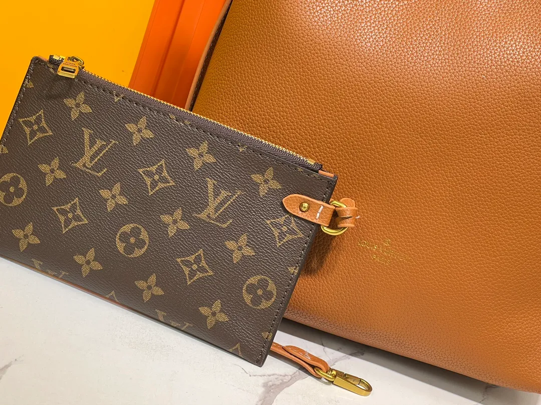 Batch 300💰 Upgraded original (imitation original) M24974 M24856 M25022 M25352 M25353 M25354 This small Low Key Hobo handbag is made of smooth cow leather with suede cow leather lining. It can accommodate short wallets, large smartphones, keys and other small items. The shoulder strap is adjustable with a padlock buckle, and a removable Monogram canvas zippered interior pocket keeps it organized. Dimensions: 24.0 x 28.0 x 16.0 cm (length x height x width)