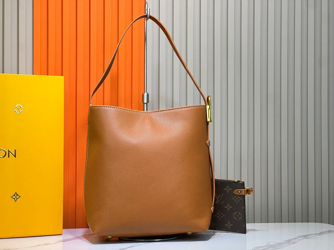 Batch 300💰 Upgraded original (imitation original) M24974 M24856 M25022 M25352 M25353 M25354 This small Low Key Hobo handbag is made of smooth cow leather with suede cow leather lining. It can accommodate short wallets, large smartphones, keys and other small items. The shoulder strap is adjustable with a padlock buckle, and a removable Monogram canvas zippered interior pocket keeps it organized. Dimensions: 24.0 x 28.0 x 16.0 cm (length x height x width)