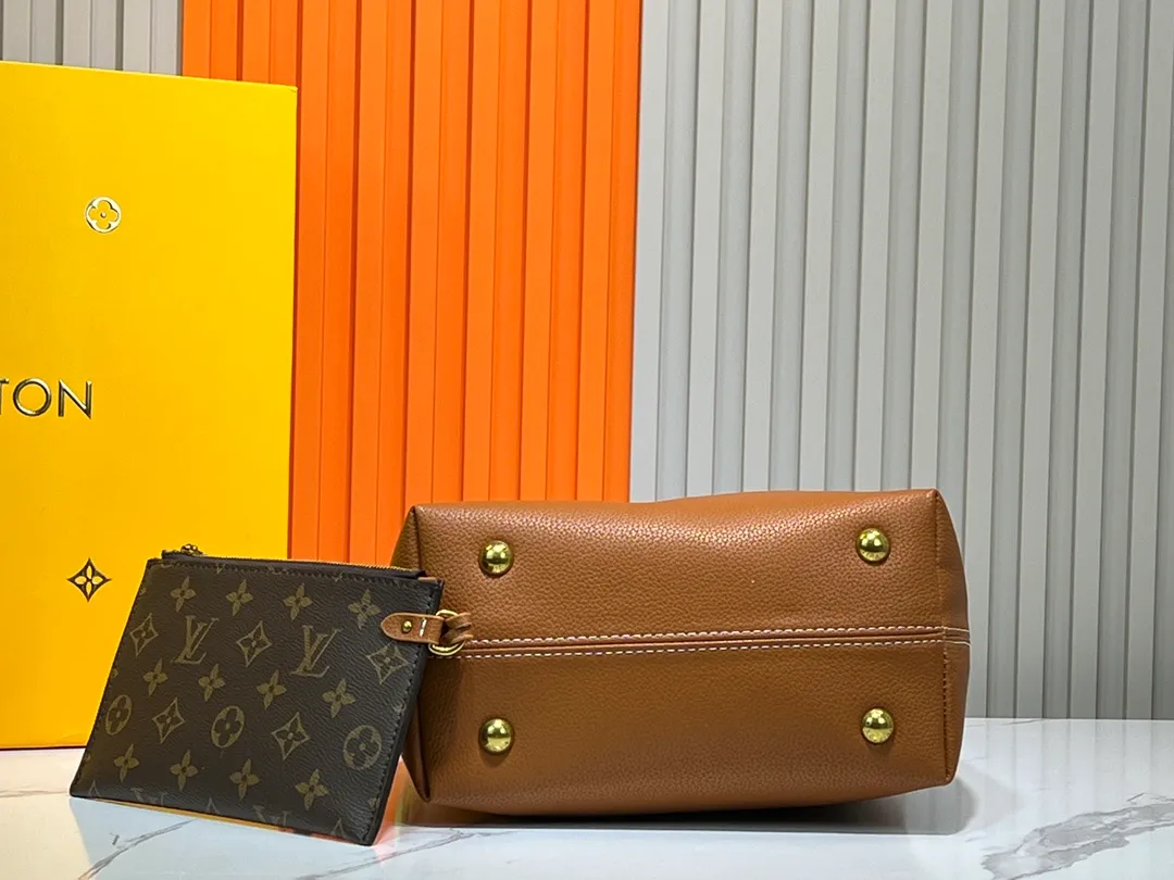 Batch 300💰 Upgraded original (imitation original) M24974 M24856 M25022 M25352 M25353 M25354 This small Low Key Hobo handbag is made of smooth cow leather with suede cow leather lining. It can accommodate short wallets, large smartphones, keys and other small items. The shoulder strap is adjustable with a padlock buckle, and a removable Monogram canvas zippered interior pocket keeps it organized. Dimensions: 24.0 x 28.0 x 16.0 cm (length x height x width)