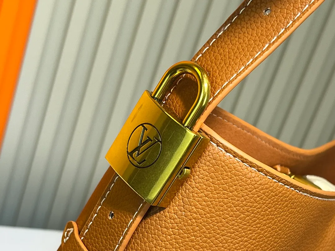 Batch 300💰 Upgraded original (imitation original) M24974 M24856 M25022 M25352 M25353 M25354 This small Low Key Hobo handbag is made of smooth cow leather with suede cow leather lining. It can accommodate short wallets, large smartphones, keys and other small items. The shoulder strap is adjustable with a padlock buckle, and a removable Monogram canvas zippered interior pocket keeps it organized. Dimensions: 24.0 x 28.0 x 16.0 cm (length x height x width)
